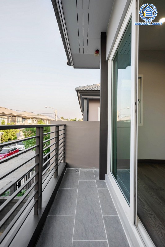 บ้านมือสองตกแต่งใหม่ คุณภาพแบรนด์ AP ม.เดอะซิตี้ ราชพฤกษ์ ตกแต่งหรูหราสไตล์ Modern บนเนื้อที่ 51.6 ตร.ว. ฟังก์ชันจัดเต็ม 4 ห้องนอน 3 ห้องน้ำ 2 ที่จอดรถ รองรับครอบครัวขนาดใหญ่ เชื่อมต่อหลายเส้นทางทั้ง ถ.ราชพฤกษ์ ,ถ.รัตนาธิเบศร์ และถ.กาญจนาภิเษก และเพียง 5 นาทีถึงรถไฟฟ้า "สถานีบางพลู"