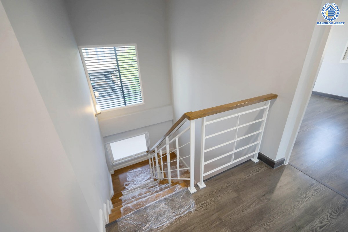 บ้านมือสองตกแต่งใหม่ คุณภาพแบรนด์ AP ม.เดอะซิตี้ ราชพฤกษ์ ตกแต่งหรูหราสไตล์ Modern บนเนื้อที่ 51.6 ตร.ว. ฟังก์ชันจัดเต็ม 4 ห้องนอน 3 ห้องน้ำ 2 ที่จอดรถ รองรับครอบครัวขนาดใหญ่ เชื่อมต่อหลายเส้นทางทั้ง ถ.ราชพฤกษ์ ,ถ.รัตนาธิเบศร์ และถ.กาญจนาภิเษก และเพียง 5 นาทีถึงรถไฟฟ้า "สถานีบางพลู"