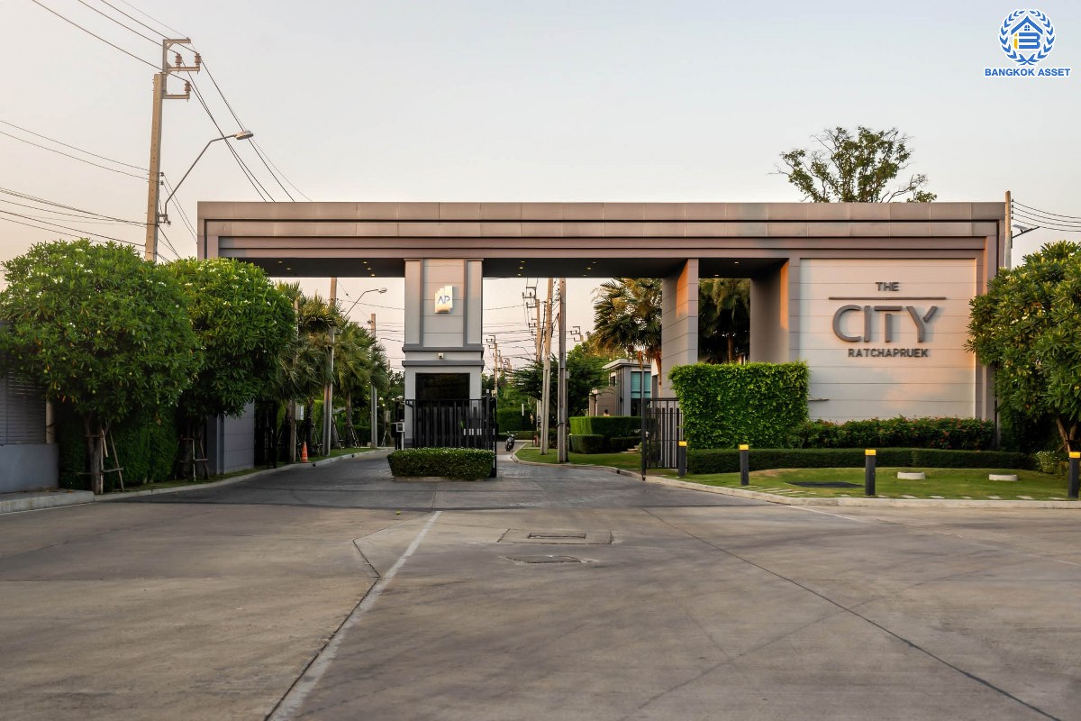 บ้านมือสองตกแต่งใหม่ คุณภาพแบรนด์ AP ม.เดอะซิตี้ ราชพฤกษ์ ตกแต่งหรูหราสไตล์ Modern บนเนื้อที่ 51.6 ตร.ว. ฟังก์ชันจัดเต็ม 4 ห้องนอน 3 ห้องน้ำ 2 ที่จอดรถ รองรับครอบครัวขนาดใหญ่ เชื่อมต่อหลายเส้นทางทั้ง ถ.ราชพฤกษ์ ,ถ.รัตนาธิเบศร์ และถ.กาญจนาภิเษก และเพียง 5 นาทีถึงรถไฟฟ้า "สถานีบางพลู"