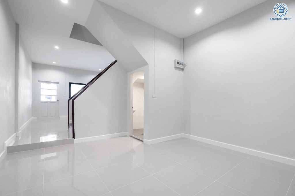 บ้านมือสองตกแต่งใหม่ ม.สินเพชร บางใหญ่-เซ็นทรัลเวสต์เกต สะดวกสบายยิ่งกว่าด้วย พื้นที่ใช้สอยมากกว่า 120 ตร.ม. บนเนื้อที่ 20.8 ตร.ว. ฟังก์ชัน 2 ห้องนอน 2 ห้องน้ำ ตกแต่งสวยงามมีครัวเคาน์เตอร์ และที่จอดรถส่วนตัว พร้อมอยู่อาศัย บนทำเลศักยภาพ เพียง 500ม. ถึง MRT คลองบางไผ่