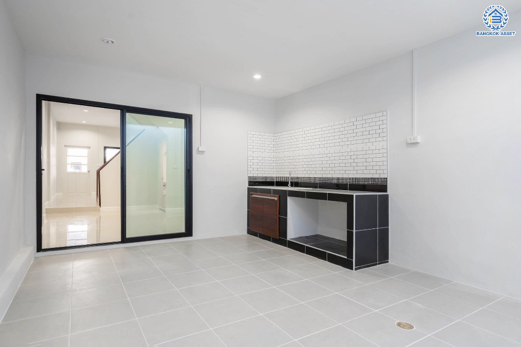 บ้านมือสองตกแต่งใหม่ ม.สินเพชร บางใหญ่-เซ็นทรัลเวสต์เกต สะดวกสบายยิ่งกว่าด้วย พื้นที่ใช้สอยมากกว่า 120 ตร.ม. บนเนื้อที่ 20.8 ตร.ว. ฟังก์ชัน 2 ห้องนอน 2 ห้องน้ำ ตกแต่งสวยงามมีครัวเคาน์เตอร์ และที่จอดรถส่วนตัว พร้อมอยู่อาศัย บนทำเลศักยภาพ เพียง 500ม. ถึง MRT คลองบางไผ่