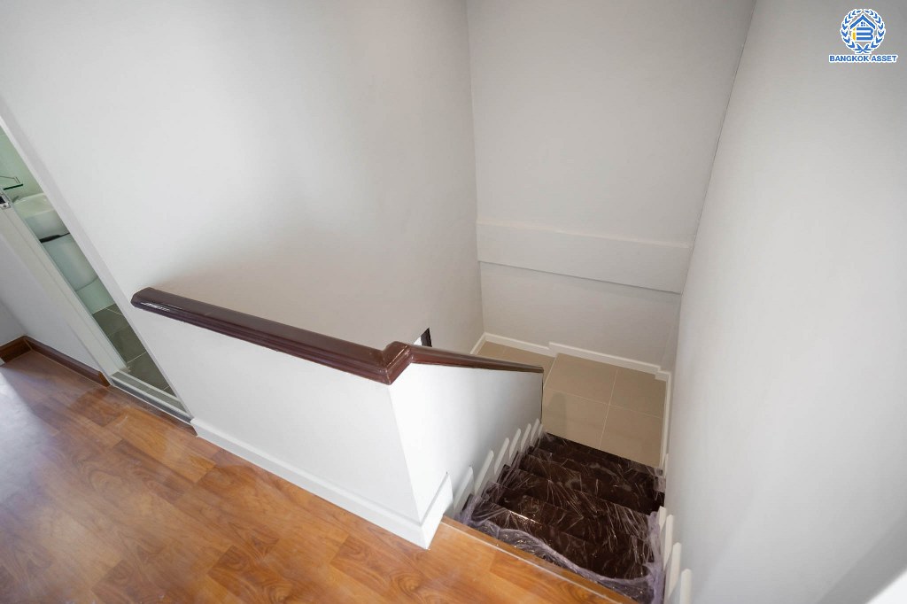 บ้านมือสองตกแต่งใหม่ ม.สินเพชร บางใหญ่-เซ็นทรัลเวสต์เกต สะดวกสบายยิ่งกว่าด้วย พื้นที่ใช้สอยมากกว่า 120 ตร.ม. บนเนื้อที่ 20.8 ตร.ว. ฟังก์ชัน 2 ห้องนอน 2 ห้องน้ำ ตกแต่งสวยงามมีครัวเคาน์เตอร์ และที่จอดรถส่วนตัว พร้อมอยู่อาศัย บนทำเลศักยภาพ เพียง 500ม. ถึง MRT คลองบางไผ่