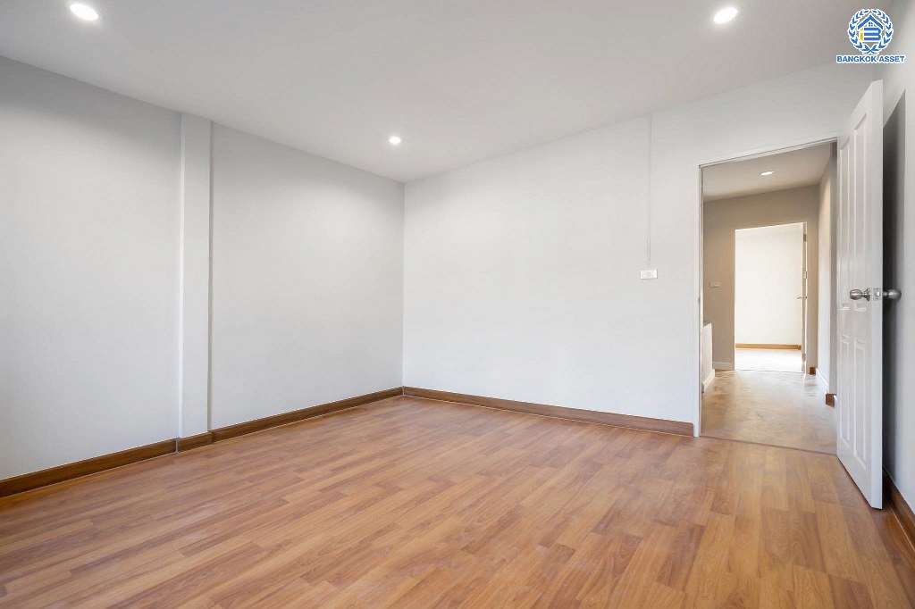 บ้านมือสองตกแต่งใหม่ ม.สินเพชร บางใหญ่-เซ็นทรัลเวสต์เกต สะดวกสบายยิ่งกว่าด้วย พื้นที่ใช้สอยมากกว่า 120 ตร.ม. บนเนื้อที่ 20.8 ตร.ว. ฟังก์ชัน 2 ห้องนอน 2 ห้องน้ำ ตกแต่งสวยงามมีครัวเคาน์เตอร์ และที่จอดรถส่วนตัว พร้อมอยู่อาศัย บนทำเลศักยภาพ เพียง 500ม. ถึง MRT คลองบางไผ่