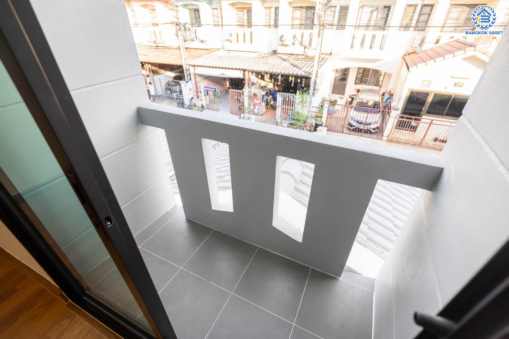 บ้านมือสองตกแต่งใหม่ ม.สินเพชร บางใหญ่-เซ็นทรัลเวสต์เกต สะดวกสบายยิ่งกว่าด้วย พื้นที่ใช้สอยมากกว่า 120 ตร.ม. บนเนื้อที่ 20.8 ตร.ว. ฟังก์ชัน 2 ห้องนอน 2 ห้องน้ำ ตกแต่งสวยงามมีครัวเคาน์เตอร์ และที่จอดรถส่วนตัว พร้อมอยู่อาศัย บนทำเลศักยภาพ เพียง 500ม. ถึง MRT คลองบางไผ่