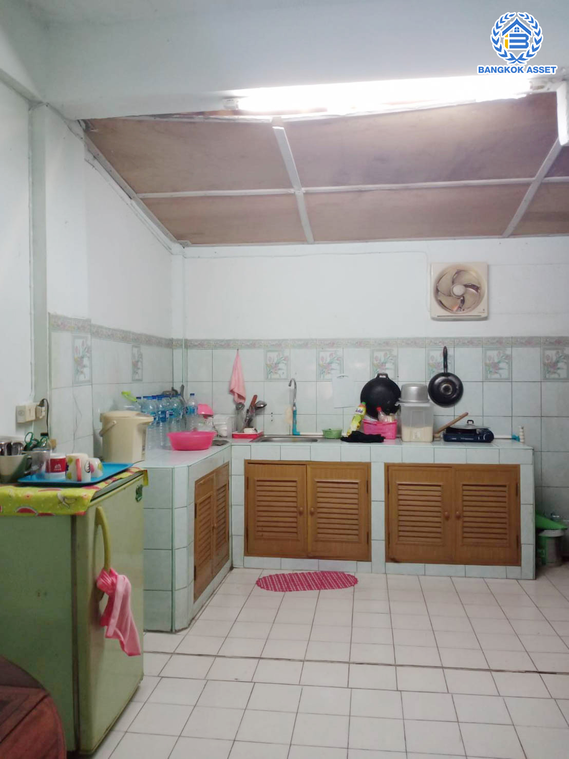 ทาวน์โฮม2ชั้นมือสอง ทำเลโซนเมือง หมู่บ้านเรวดี3 ติวานนท์ - เลี่ยงเมืองนนท์ (มุม) ย่านนนทบุรี ฟังก์ชัน 2 ห้องนอน 2 ห้องน้ำ เข้า-ออกได้หลายเส้นทาง ทั้งรัตนาธิเบศร์ ,ติวานนท์ และเลี่ยงเมืองนนท์ ใกล้รถไฟฟ้า สถานีกระทรวงสาธารณะสุข และสถานีศูนย์ราชการนนทบุรี