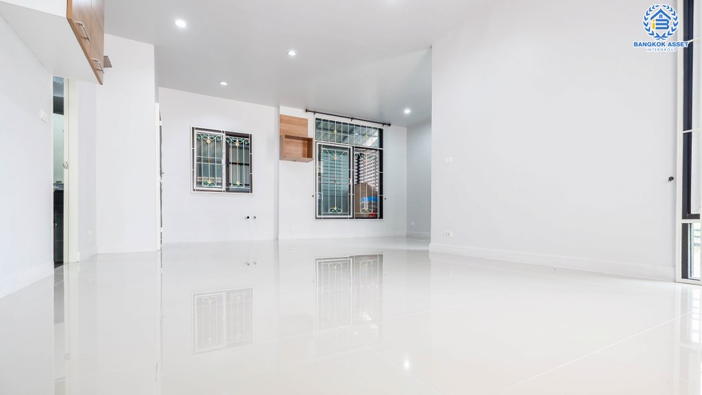 ทาวน์เฮ้าส์มือสองแปลงมุมย่านนนทบุรี โครงการ เวอรีเดียน ราชพฤกษ์ ทาวน์เฮ้าส์สไตล์โมเดิร์นหน้ากว้าง 7 เมตร ที่จะตอบโจทย์ทุกไลฟ์สไตล์ ฟังก์ชัน 3 ห้องนอน 3ห้องน้ำ เดินทางสะดวก ใกล้รถไฟฟ้าสายสีม่วง สถานี "บางรักน้อยท่าอิฐ" และ ใกล้จุดขึ้นทางด่วน "งามวงศ์วาน แจ้งวัฒนะ"...