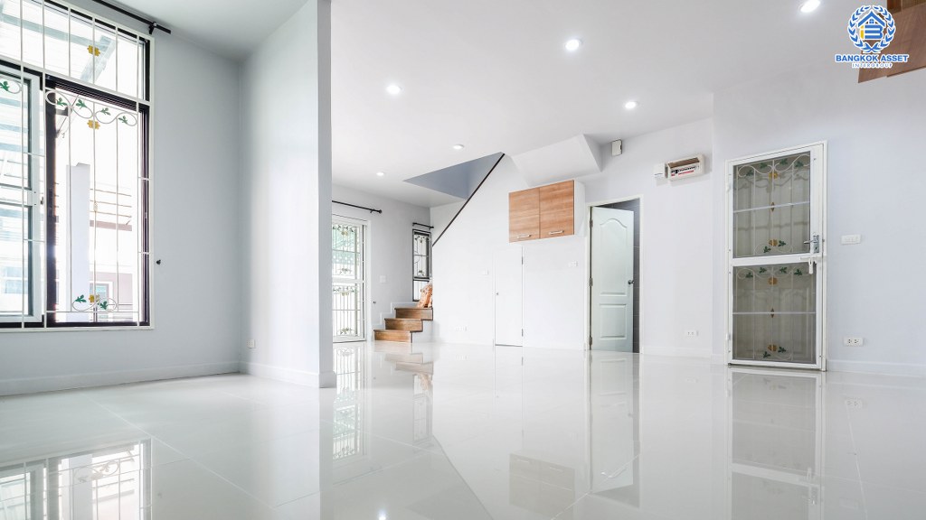 ทาวน์เฮ้าส์มือสองแปลงมุมย่านนนทบุรี โครงการ เวอรีเดียน ราชพฤกษ์ ทาวน์เฮ้าส์สไตล์โมเดิร์นหน้ากว้าง 7 เมตร ที่จะตอบโจทย์ทุกไลฟ์สไตล์ ฟังก์ชัน 3 ห้องนอน 3ห้องน้ำ เดินทางสะดวก ใกล้รถไฟฟ้าสายสีม่วง สถานี "บางรักน้อยท่าอิฐ" และ ใกล้จุดขึ้นทางด่วน "งามวงศ์วาน แจ้งวัฒนะ"...