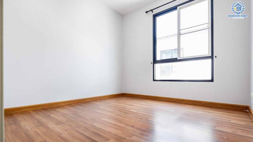 ทาวน์เฮ้าส์มือสองแปลงมุมย่านนนทบุรี โครงการ เวอรีเดียน ราชพฤกษ์ ทาวน์เฮ้าส์สไตล์โมเดิร์นหน้ากว้าง 7 เมตร ที่จะตอบโจทย์ทุกไลฟ์สไตล์ ฟังก์ชัน 3 ห้องนอน 3ห้องน้ำ เดินทางสะดวก ใกล้รถไฟฟ้าสายสีม่วง สถานี "บางรักน้อยท่าอิฐ" และ ใกล้จุดขึ้นทางด่วน "งามวงศ์วาน แจ้งวัฒนะ"...