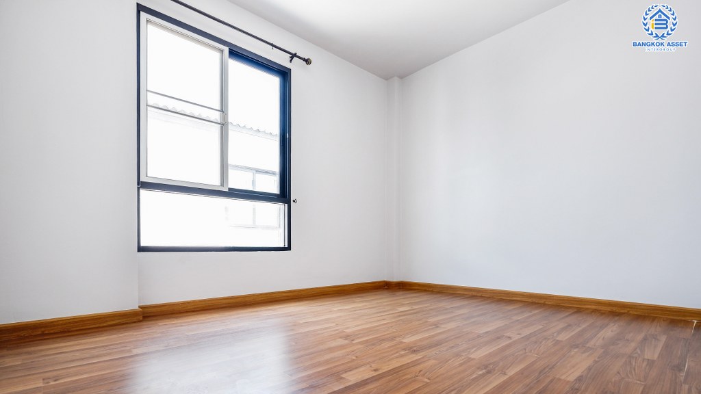 ทาวน์เฮ้าส์มือสองแปลงมุมย่านนนทบุรี โครงการ เวอรีเดียน ราชพฤกษ์ ทาวน์เฮ้าส์สไตล์โมเดิร์นหน้ากว้าง 7 เมตร ที่จะตอบโจทย์ทุกไลฟ์สไตล์ ฟังก์ชัน 3 ห้องนอน 3ห้องน้ำ เดินทางสะดวก ใกล้รถไฟฟ้าสายสีม่วง สถานี "บางรักน้อยท่าอิฐ" และ ใกล้จุดขึ้นทางด่วน "งามวงศ์วาน แจ้งวัฒนะ"...