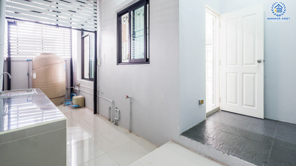 ทาวน์เฮ้าส์มือสองแปลงมุมย่านนนทบุรี โครงการ เวอรีเดียน ราชพฤกษ์ ทาวน์เฮ้าส์สไตล์โมเดิร์นหน้ากว้าง 7 เมตร ที่จะตอบโจทย์ทุกไลฟ์สไตล์ ฟังก์ชัน 3 ห้องนอน 3ห้องน้ำ เดินทางสะดวก ใกล้รถไฟฟ้าสายสีม่วง สถานี "บางรักน้อยท่าอิฐ" และ ใกล้จุดขึ้นทางด่วน "งามวงศ์วาน แจ้งวัฒนะ"...