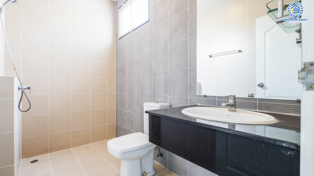 ทาวน์เฮ้าส์มือสองแปลงมุมย่านนนทบุรี โครงการ เวอรีเดียน ราชพฤกษ์ ทาวน์เฮ้าส์สไตล์โมเดิร์นหน้ากว้าง 7 เมตร ที่จะตอบโจทย์ทุกไลฟ์สไตล์ ฟังก์ชัน 3 ห้องนอน 3ห้องน้ำ เดินทางสะดวก ใกล้รถไฟฟ้าสายสีม่วง สถานี "บางรักน้อยท่าอิฐ" และ ใกล้จุดขึ้นทางด่วน "งามวงศ์วาน แจ้งวัฒนะ"...