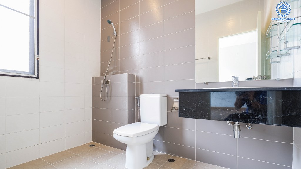 ทาวน์เฮ้าส์มือสองแปลงมุมย่านนนทบุรี โครงการ เวอรีเดียน ราชพฤกษ์ ทาวน์เฮ้าส์สไตล์โมเดิร์นหน้ากว้าง 7 เมตร ที่จะตอบโจทย์ทุกไลฟ์สไตล์ ฟังก์ชัน 3 ห้องนอน 3ห้องน้ำ เดินทางสะดวก ใกล้รถไฟฟ้าสายสีม่วง สถานี "บางรักน้อยท่าอิฐ" และ ใกล้จุดขึ้นทางด่วน "งามวงศ์วาน แจ้งวัฒนะ"...