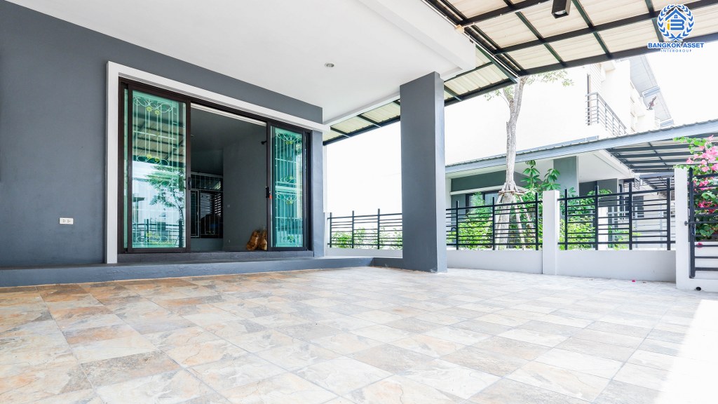 ทาวน์เฮ้าส์มือสองแปลงมุมย่านนนทบุรี โครงการ เวอรีเดียน ราชพฤกษ์ ทาวน์เฮ้าส์สไตล์โมเดิร์นหน้ากว้าง 7 เมตร ที่จะตอบโจทย์ทุกไลฟ์สไตล์ ฟังก์ชัน 3 ห้องนอน 3ห้องน้ำ เดินทางสะดวก ใกล้รถไฟฟ้าสายสีม่วง สถานี "บางรักน้อยท่าอิฐ" และ ใกล้จุดขึ้นทางด่วน "งามวงศ์วาน แจ้งวัฒนะ"...