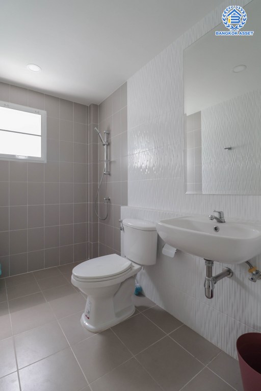 บ้านเดี่ยวมือสองแปลงมุม! โครงการ เซนโทร เวสต์เกต บางใหญ่-กาญจนาฯ บ้านเดี่ยวสไตล์โมเดิร์นพร้อมเข้าอยู่กับเนื้อที่ 71.40 ตร.ว. ฟังก์ชัน 4 ห้องนอน 3 ห้องน้ำ *แถมแอร์ปรับอากาศ 4 เครื่อง* บนทำเลเดินทางสะดวก ใกล้เซ็นทรัลเวสต์เกต และ ใกล้รถไฟฟ้าสายสีม่วง สถานี "คลองบางไผ่"...