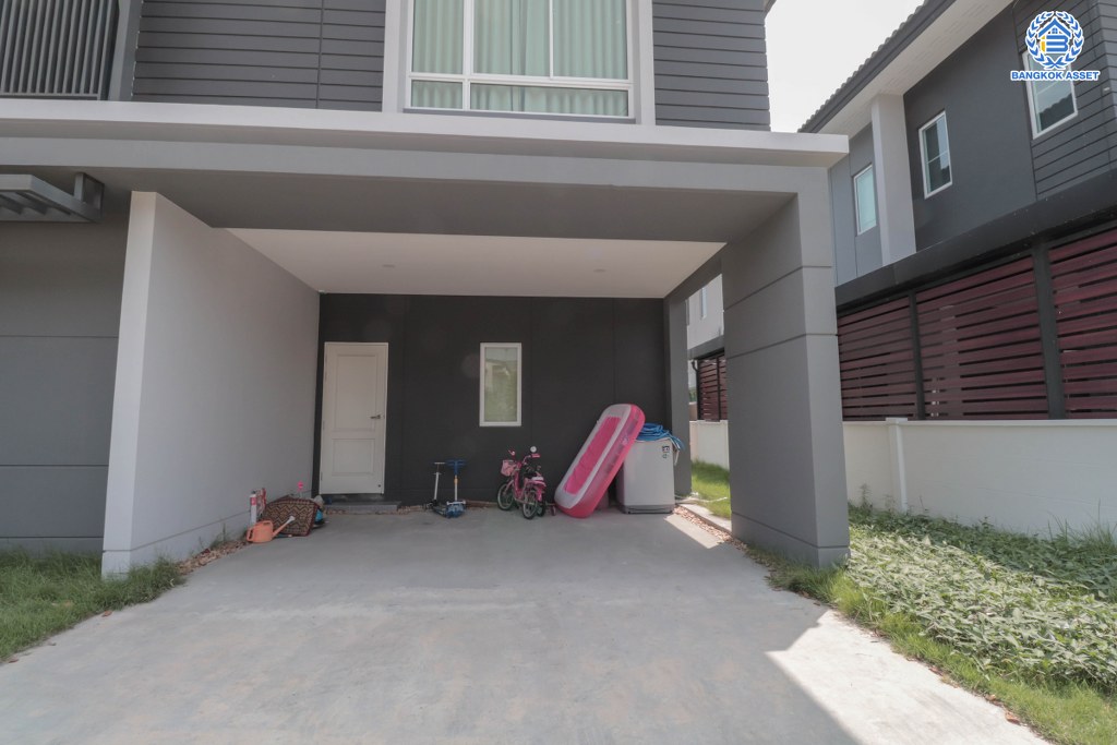 บ้านเดี่ยวมือสองแปลงมุม! โครงการ เซนโทร เวสต์เกต บางใหญ่-กาญจนาฯ บ้านเดี่ยวสไตล์โมเดิร์นพร้อมเข้าอยู่กับเนื้อที่ 71.40 ตร.ว. ฟังก์ชัน 4 ห้องนอน 3 ห้องน้ำ *แถมแอร์ปรับอากาศ 4 เครื่อง* บนทำเลเดินทางสะดวก ใกล้เซ็นทรัลเวสต์เกต และ ใกล้รถไฟฟ้าสายสีม่วง สถานี "คลองบางไผ่"...