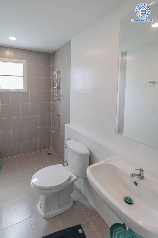 บ้านเดี่ยวมือสองแปลงมุม! โครงการ เซนโทร เวสต์เกต บางใหญ่-กาญจนาฯ บ้านเดี่ยวสไตล์โมเดิร์นพร้อมเข้าอยู่กับเนื้อที่ 71.40 ตร.ว. ฟังก์ชัน 4 ห้องนอน 3 ห้องน้ำ *แถมแอร์ปรับอากาศ 4 เครื่อง* บนทำเลเดินทางสะดวก ใกล้เซ็นทรัลเวสต์เกต และ ใกล้รถไฟฟ้าสายสีม่วง สถานี "คลองบางไผ่"...