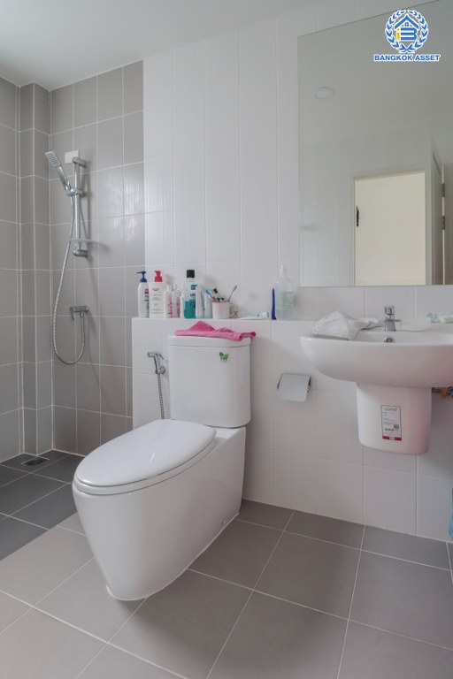 บ้านเดี่ยวมือสองแปลงมุม! โครงการ เซนโทร เวสต์เกต บางใหญ่-กาญจนาฯ บ้านเดี่ยวสไตล์โมเดิร์นพร้อมเข้าอยู่กับเนื้อที่ 71.40 ตร.ว. ฟังก์ชัน 4 ห้องนอน 3 ห้องน้ำ *แถมแอร์ปรับอากาศ 4 เครื่อง* บนทำเลเดินทางสะดวก ใกล้เซ็นทรัลเวสต์เกต และ ใกล้รถไฟฟ้าสายสีม่วง สถานี "คลองบางไผ่"...