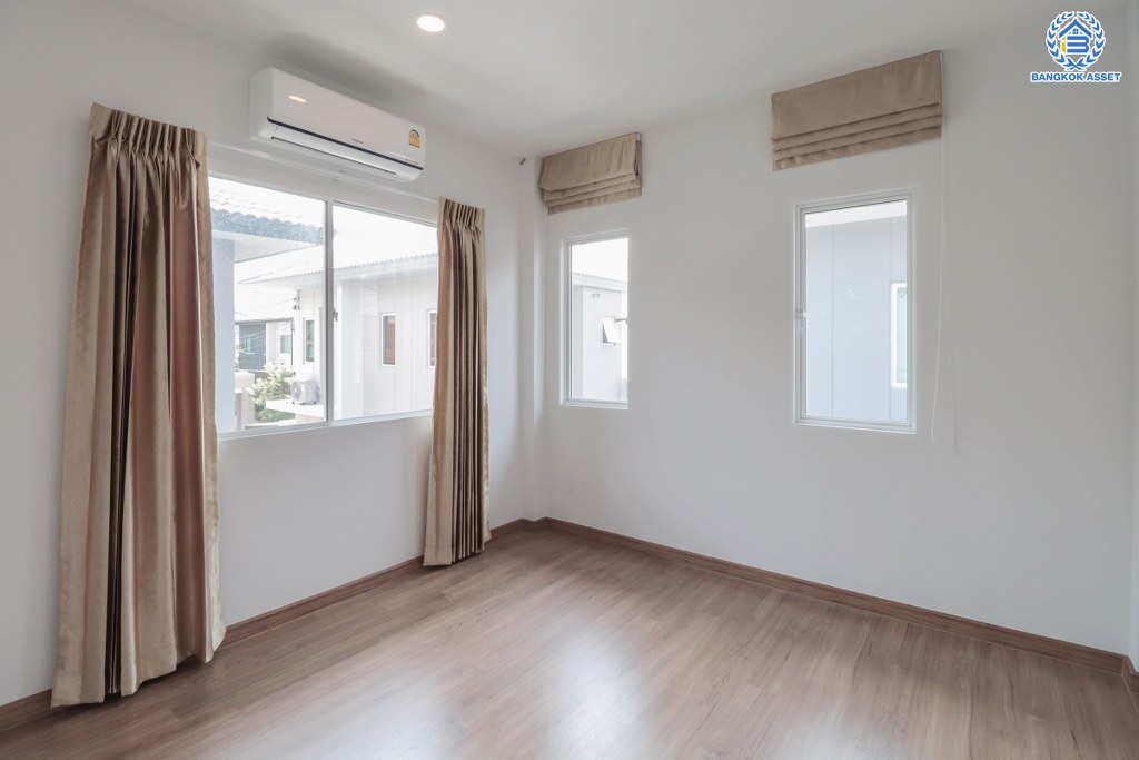 บ้านเดี่ยวมือสองแปลงมุม! โครงการ เซนโทร เวสต์เกต บางใหญ่-กาญจนาฯ บ้านเดี่ยวสไตล์โมเดิร์นพร้อมเข้าอยู่กับเนื้อที่ 71.40 ตร.ว. ฟังก์ชัน 4 ห้องนอน 3 ห้องน้ำ *แถมแอร์ปรับอากาศ 4 เครื่อง* บนทำเลเดินทางสะดวก ใกล้เซ็นทรัลเวสต์เกต และ ใกล้รถไฟฟ้าสายสีม่วง สถานี "คลองบางไผ่"...