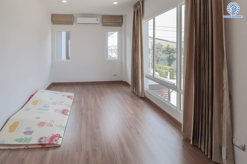 บ้านเดี่ยวมือสองแปลงมุม! โครงการ เซนโทร เวสต์เกต บางใหญ่-กาญจนาฯ บ้านเดี่ยวสไตล์โมเดิร์นพร้อมเข้าอยู่กับเนื้อที่ 71.40 ตร.ว. ฟังก์ชัน 4 ห้องนอน 3 ห้องน้ำ *แถมแอร์ปรับอากาศ 4 เครื่อง* บนทำเลเดินทางสะดวก ใกล้เซ็นทรัลเวสต์เกต และ ใกล้รถไฟฟ้าสายสีม่วง สถานี "คลองบางไผ่"...