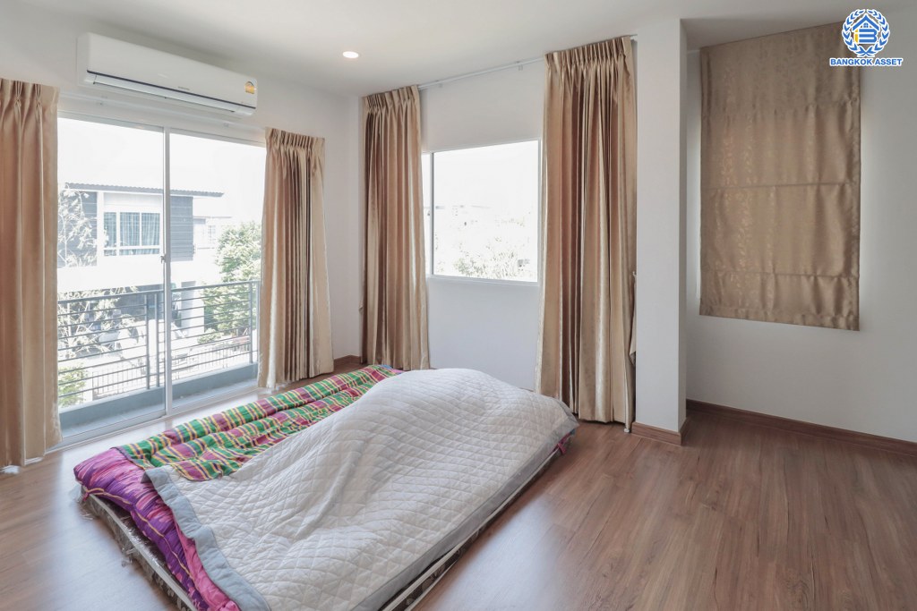 บ้านเดี่ยวมือสองแปลงมุม! โครงการ เซนโทร เวสต์เกต บางใหญ่-กาญจนาฯ บ้านเดี่ยวสไตล์โมเดิร์นพร้อมเข้าอยู่กับเนื้อที่ 71.40 ตร.ว. ฟังก์ชัน 4 ห้องนอน 3 ห้องน้ำ *แถมแอร์ปรับอากาศ 4 เครื่อง* บนทำเลเดินทางสะดวก ใกล้เซ็นทรัลเวสต์เกต และ ใกล้รถไฟฟ้าสายสีม่วง สถานี "คลองบางไผ่"...