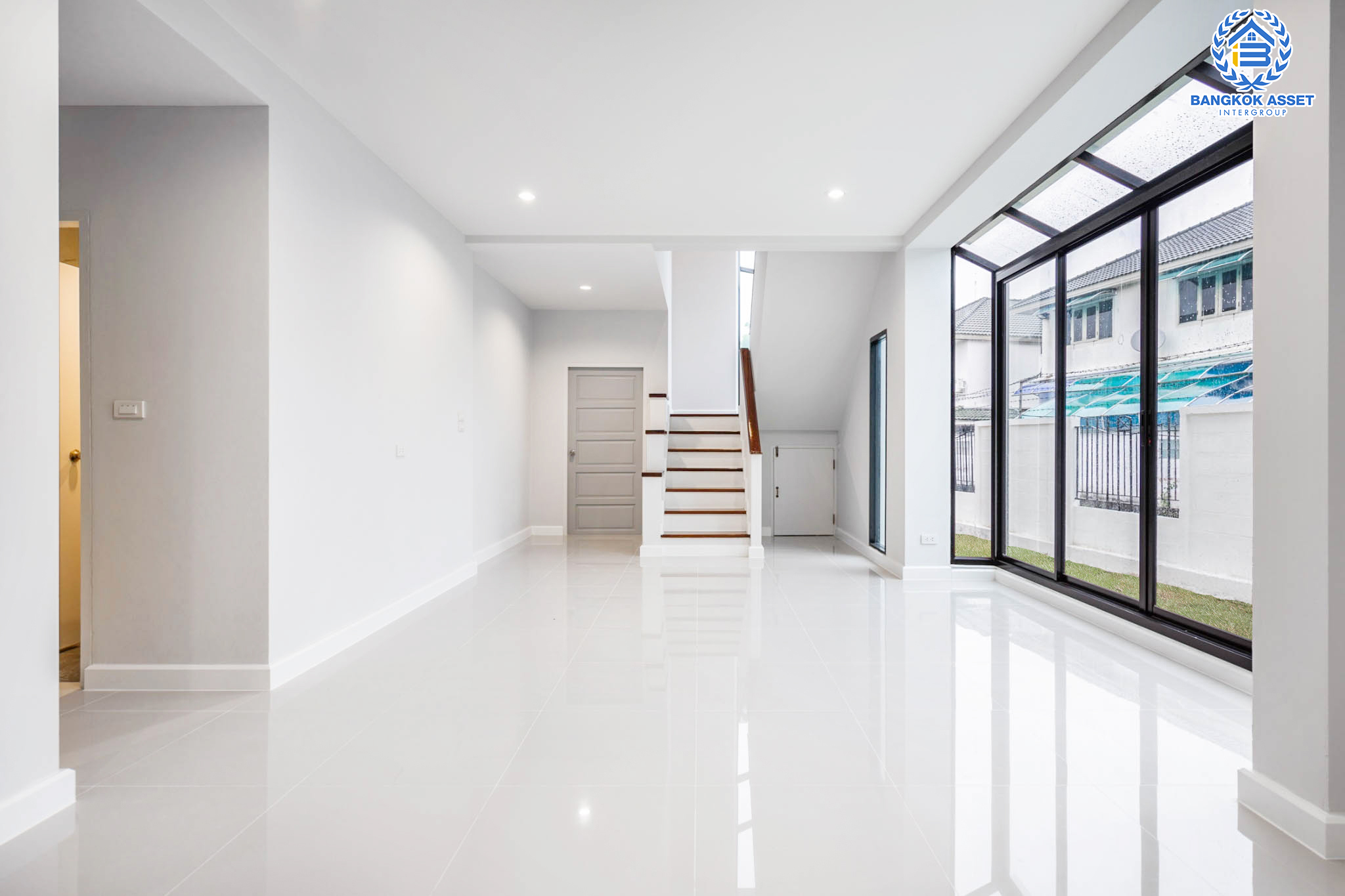 บ้านมือสองตกแต่งใหม่ ม.ศุภาลัย ออร์คิดปาร์ค2 ปิ่นเกล้า-ใกล้ถ.กาญจนาภิเษก หลังมุม ดีไซน์หรูหรา เนื้อที่ 58.9 ตร.ว. ฟังก์ชัน 3 ห้องนอน 4 ห้องน้ำ 1 ห้องแม่บ้าน จอดรถได้ 2 คัน บนทำเลเดินทางสะดวก เชื่อมต่อหลายเส้นทาง และเดอะมอลล์บางแค ทางด่วน "กาญจนาภิเษก" และรถไฟฟ้า "สถานีภาษีเจริญ"