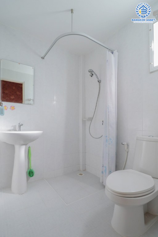 บ้านแฝดมือสองย่านนนทบุรี ม.บางกอกการ์เด้นท์ บางใหญ่-กาญจนาฯ  บนเนื้อที่ 35 ตร.ว. ฟังก์ชั่น 3 ห้องนอน 2 ห้องน้ำ บนทำเลที่เดินทางสะดวก  ใกล้เซ็นทรัลเวสต์เกต และทางด่วนศรีรัช! เพียงไม่กี่นาถึงถึง รถไฟฟ้าสถานี "ตลาดบางใหญ่" ราคาถูกมากจองเลย!