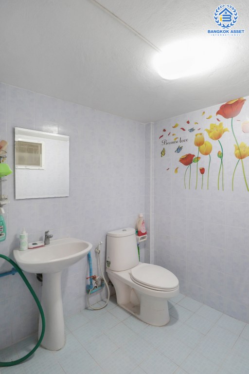 บ้านแฝดมือสองย่านนนทบุรี ม.บางกอกการ์เด้นท์ บางใหญ่-กาญจนาฯ  บนเนื้อที่ 35 ตร.ว. ฟังก์ชั่น 3 ห้องนอน 2 ห้องน้ำ บนทำเลที่เดินทางสะดวก  ใกล้เซ็นทรัลเวสต์เกต และทางด่วนศรีรัช! เพียงไม่กี่นาถึงถึง รถไฟฟ้าสถานี "ตลาดบางใหญ่" ราคาถูกมากจองเลย!