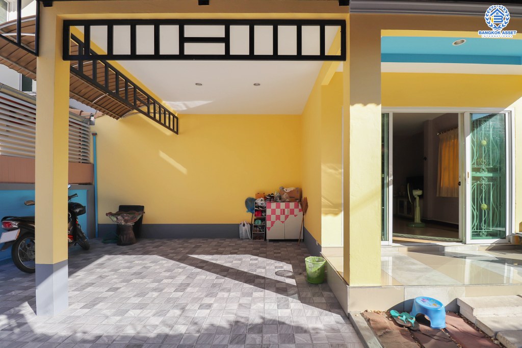 บ้านแฝดมือสองย่านนนทบุรี ม.บางกอกการ์เด้นท์ บางใหญ่-กาญจนาฯ  บนเนื้อที่ 35 ตร.ว. ฟังก์ชั่น 3 ห้องนอน 2 ห้องน้ำ บนทำเลที่เดินทางสะดวก  ใกล้เซ็นทรัลเวสต์เกต และทางด่วนศรีรัช! เพียงไม่กี่นาถึงถึง รถไฟฟ้าสถานี "ตลาดบางใหญ่" ราคาถูกมากจองเลย!