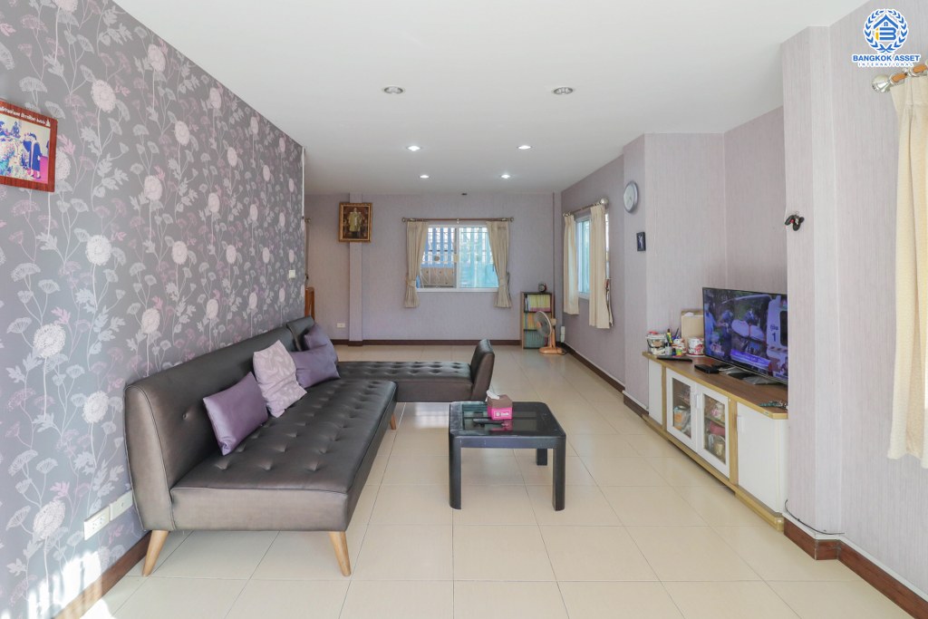 บ้านแฝดมือสองย่านนนทบุรี ม.บางกอกการ์เด้นท์ บางใหญ่-กาญจนาฯ  บนเนื้อที่ 35 ตร.ว. ฟังก์ชั่น 3 ห้องนอน 2 ห้องน้ำ บนทำเลที่เดินทางสะดวก  ใกล้เซ็นทรัลเวสต์เกต และทางด่วนศรีรัช! เพียงไม่กี่นาถึงถึง รถไฟฟ้าสถานี "ตลาดบางใหญ่" ราคาถูกมากจองเลย!