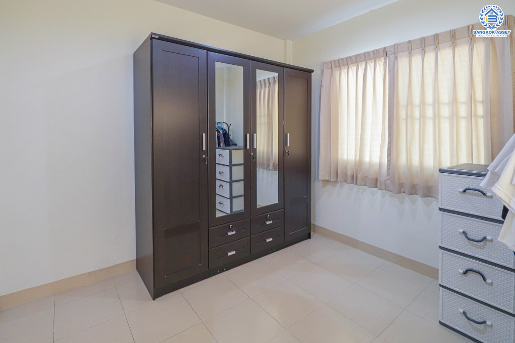 บ้านแฝดมือสองย่านนนทบุรี ม.บางกอกการ์เด้นท์ บางใหญ่-กาญจนาฯ  บนเนื้อที่ 35 ตร.ว. ฟังก์ชั่น 3 ห้องนอน 2 ห้องน้ำ บนทำเลที่เดินทางสะดวก  ใกล้เซ็นทรัลเวสต์เกต และทางด่วนศรีรัช! เพียงไม่กี่นาถึงถึง รถไฟฟ้าสถานี "ตลาดบางใหญ่" ราคาถูกมากจองเลย!