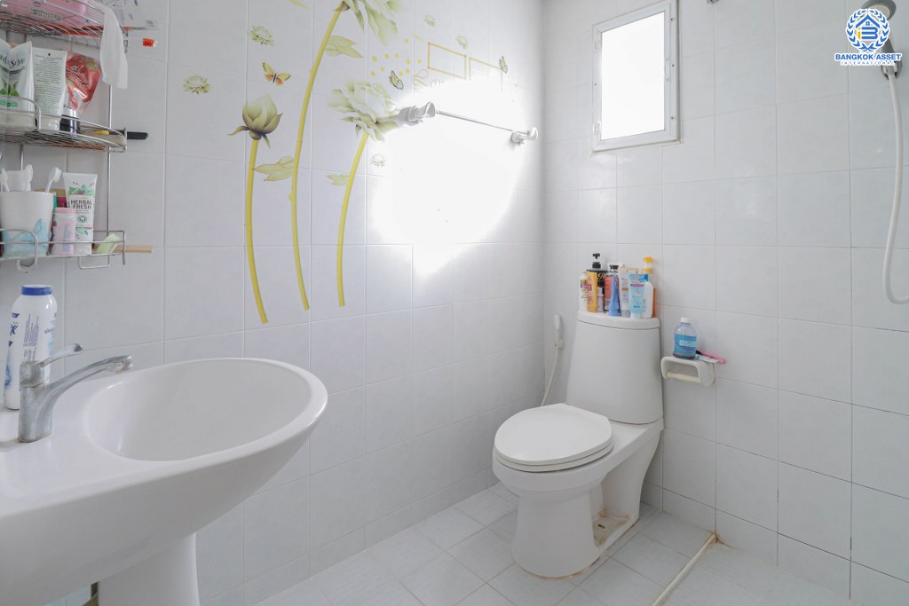 บ้านแฝดมือสองย่านนนทบุรี ม.บางกอกการ์เด้นท์ บางใหญ่-กาญจนาฯ  บนเนื้อที่ 35 ตร.ว. ฟังก์ชั่น 3 ห้องนอน 2 ห้องน้ำ บนทำเลที่เดินทางสะดวก  ใกล้เซ็นทรัลเวสต์เกต และทางด่วนศรีรัช! เพียงไม่กี่นาถึงถึง รถไฟฟ้าสถานี "ตลาดบางใหญ่" ราคาถูกมากจองเลย!