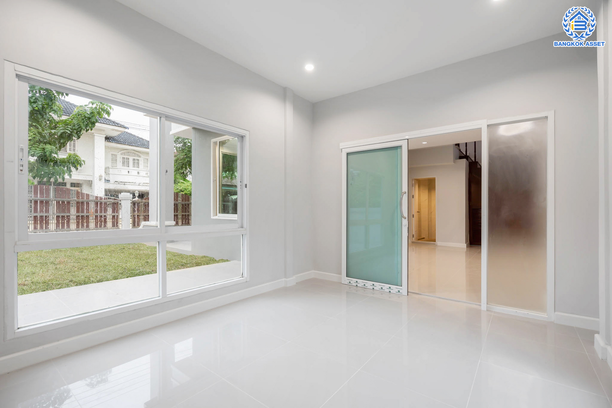 บ้านมือสองตกแต่งใหม่ ม.มณีรินทร์ รัตนาธิเบศร์ แบรนด์ Property Perfect หลังใหญ่ เนื้อที่ 60 ตร.ว. ฟังก์ชันจัดเต็ม 4 ห้องนอน 3 ห้องน้ำ 1 ห้องอเนกประสงค์ จอดรถได้ 2 คัน บนทำเลศักยภาพ ใกล้ทางด่วนงามวงศ์วาน และเพียง 10 นาที ถึงรถไฟฟ้า "สถานีบางรักน้อยท่าอิฐ"