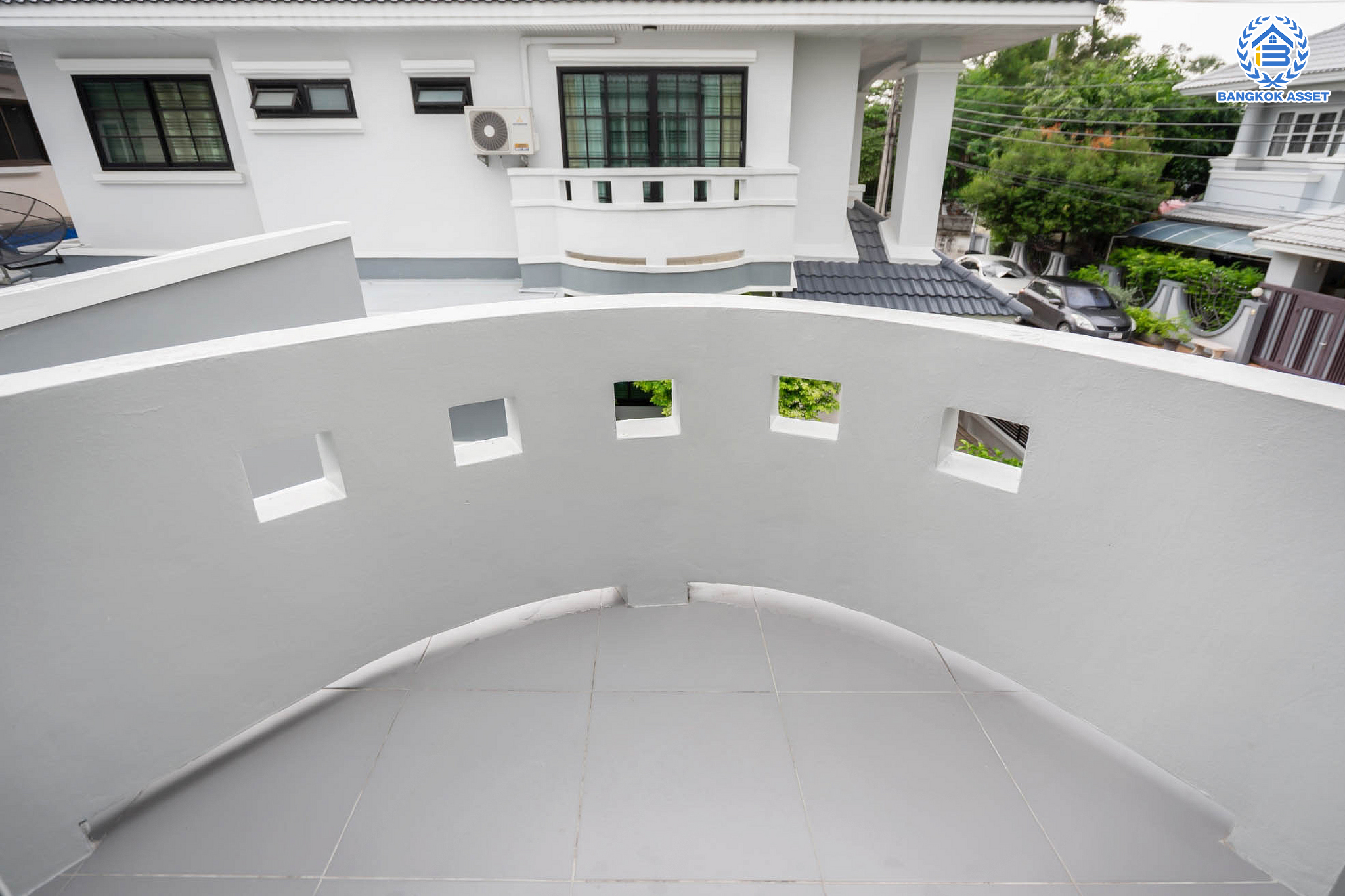 บ้านมือสองตกแต่งใหม่ ม.มณีรินทร์ รัตนาธิเบศร์ แบรนด์ Property Perfect หลังใหญ่ เนื้อที่ 60 ตร.ว. ฟังก์ชันจัดเต็ม 4 ห้องนอน 3 ห้องน้ำ 1 ห้องอเนกประสงค์ จอดรถได้ 2 คัน บนทำเลศักยภาพ ใกล้ทางด่วนงามวงศ์วาน และเพียง 10 นาที ถึงรถไฟฟ้า "สถานีบางรักน้อยท่าอิฐ"