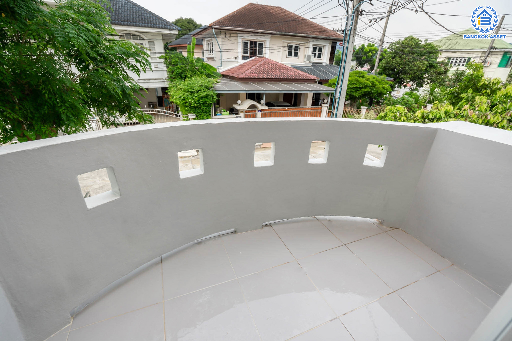 บ้านมือสองตกแต่งใหม่ ม.มณีรินทร์ รัตนาธิเบศร์ แบรนด์ Property Perfect หลังใหญ่ เนื้อที่ 60 ตร.ว. ฟังก์ชันจัดเต็ม 4 ห้องนอน 3 ห้องน้ำ 1 ห้องอเนกประสงค์ จอดรถได้ 2 คัน บนทำเลศักยภาพ ใกล้ทางด่วนงามวงศ์วาน และเพียง 10 นาที ถึงรถไฟฟ้า "สถานีบางรักน้อยท่าอิฐ"