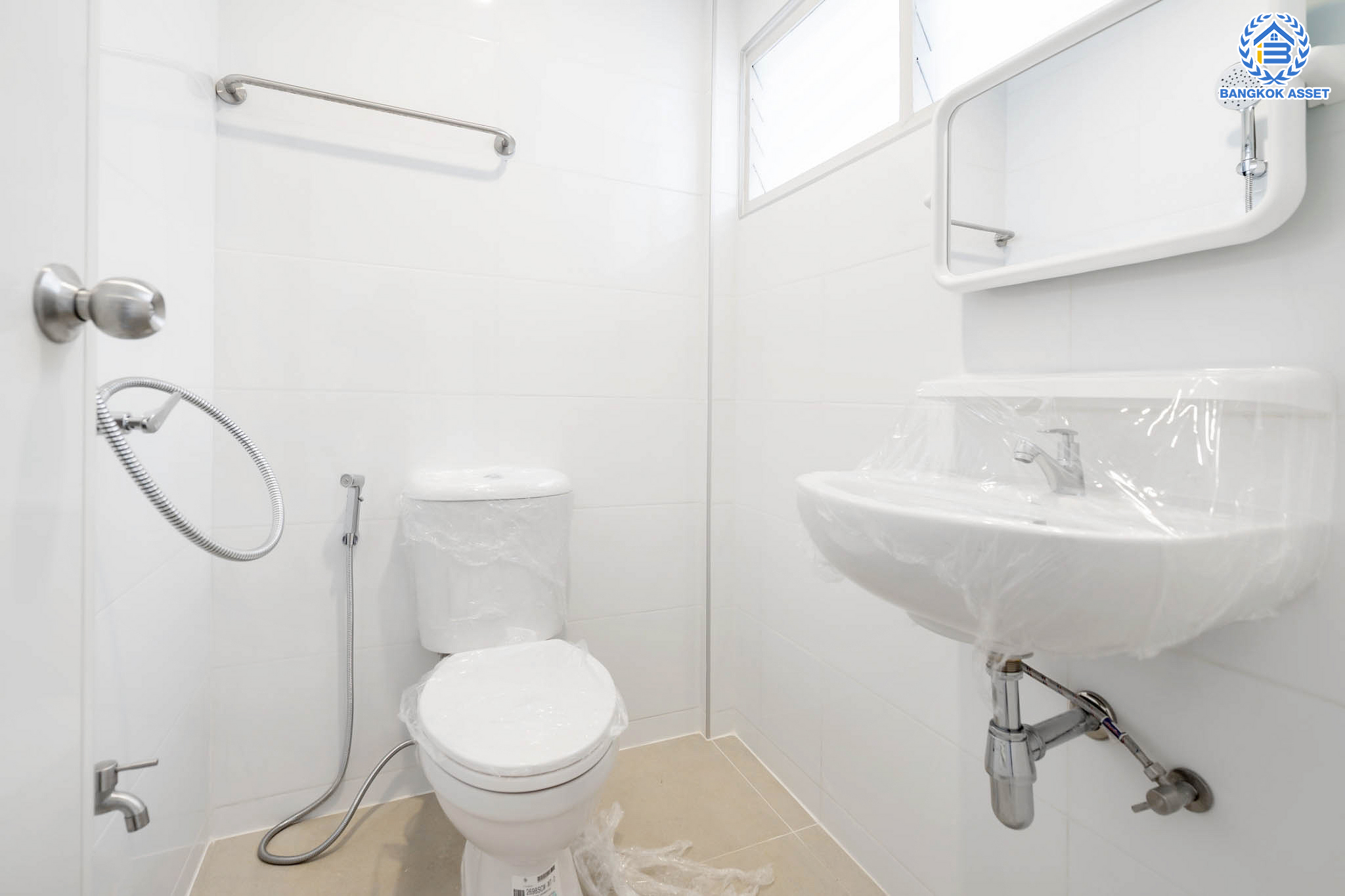 บ้านมือสองตกแต่งใหม่! ทำเลโซนเมือง ม.ทรัพย์วัฒนะ (แจ้งวัฒนะ-ปากเกร็ด17) เนื้อที่ 18 ตร.ว. ฟังก์ชัน 2 ห้องนอน 2 ห้องน้ำ จอดรถได้ 1 คัน บนทำเลดีที่สุด ใกล้เซ็นทรัลแจ้งวัฒนะ, ห้าแยกปากเกร็ด, เมืองทองธานี และรถไฟฟ้าสายสีชมพู "สถานีแจ้งวัฒนะ-ปากเกร็ด 28"...