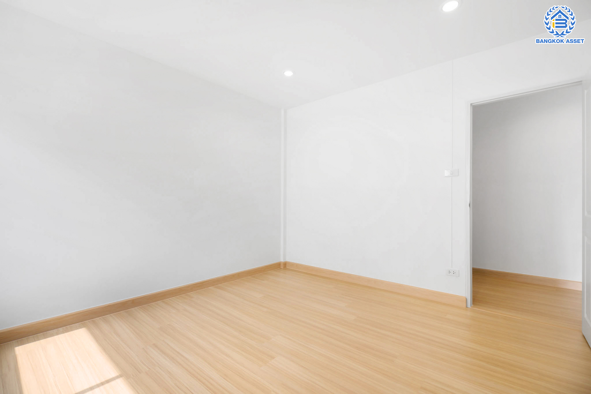 บ้านมือสองตกแต่งใหม่! ทำเลโซนเมือง ม.ทรัพย์วัฒนะ (แจ้งวัฒนะ-ปากเกร็ด17) เนื้อที่ 18 ตร.ว. ฟังก์ชัน 2 ห้องนอน 2 ห้องน้ำ จอดรถได้ 1 คัน บนทำเลดีที่สุด ใกล้เซ็นทรัลแจ้งวัฒนะ, ห้าแยกปากเกร็ด, เมืองทองธานี และรถไฟฟ้าสายสีชมพู "สถานีแจ้งวัฒนะ-ปากเกร็ด 28"...