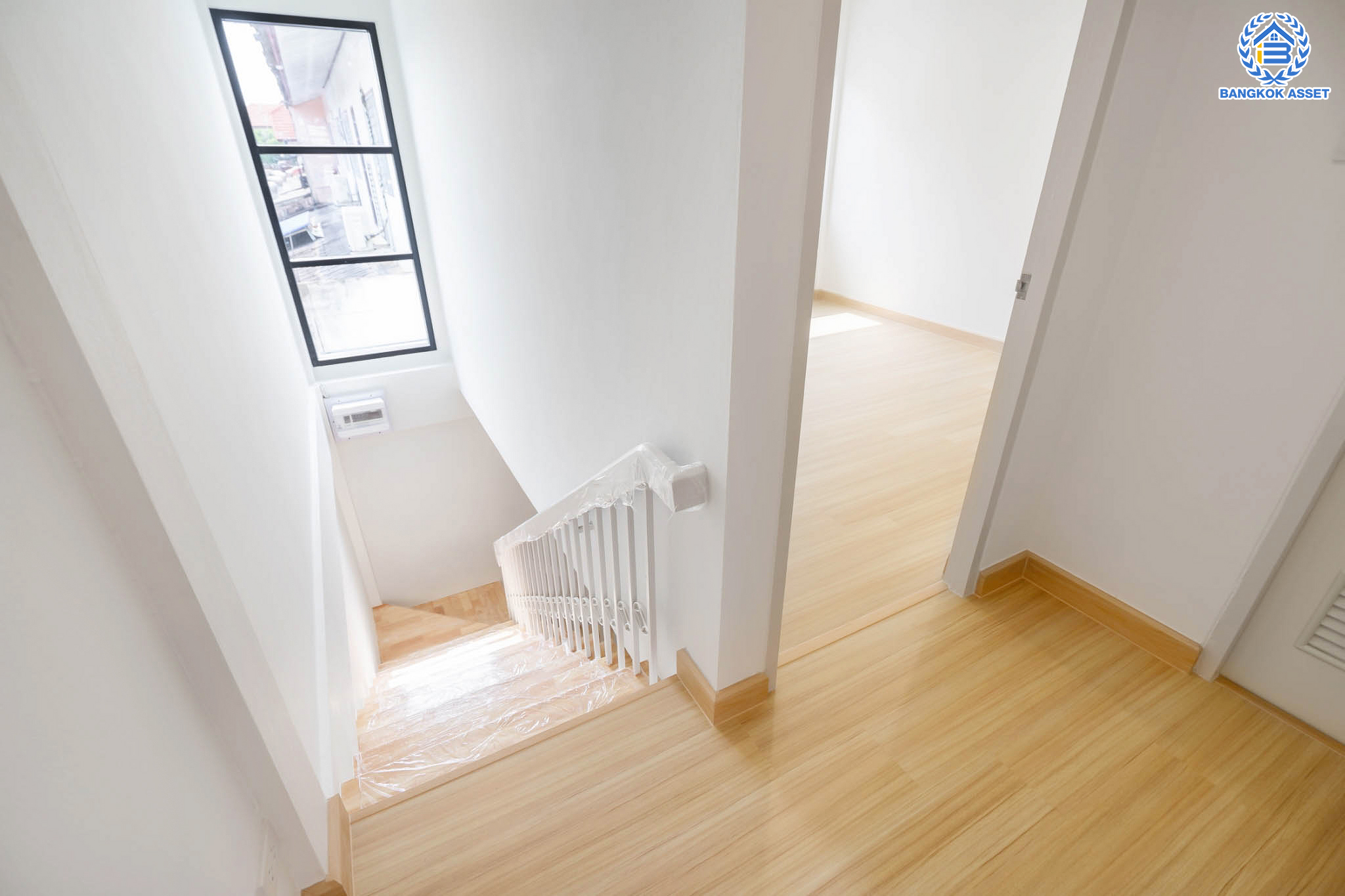 บ้านมือสองตกแต่งใหม่! ทำเลโซนเมือง ม.ทรัพย์วัฒนะ (แจ้งวัฒนะ-ปากเกร็ด17) เนื้อที่ 18 ตร.ว. ฟังก์ชัน 2 ห้องนอน 2 ห้องน้ำ จอดรถได้ 1 คัน บนทำเลดีที่สุด ใกล้เซ็นทรัลแจ้งวัฒนะ, ห้าแยกปากเกร็ด, เมืองทองธานี และรถไฟฟ้าสายสีชมพู "สถานีแจ้งวัฒนะ-ปากเกร็ด 28"...