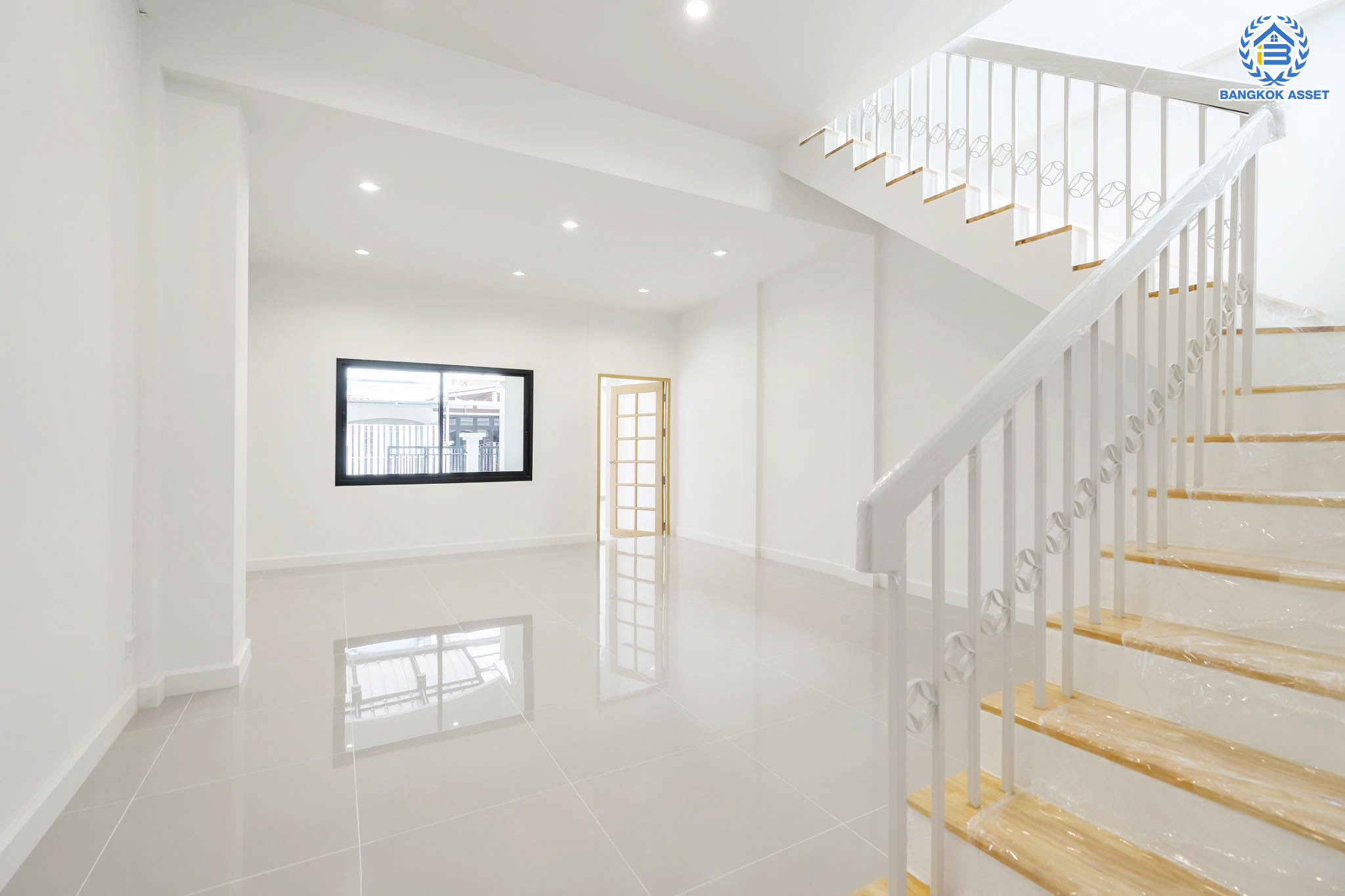 บ้านมือสองตกแต่งใหม่! ทำเลโซนเมือง ม.ทรัพย์วัฒนะ (แจ้งวัฒนะ-ปากเกร็ด17) เนื้อที่ 18 ตร.ว. ฟังก์ชัน 2 ห้องนอน 2 ห้องน้ำ จอดรถได้ 1 คัน บนทำเลดีที่สุด ใกล้เซ็นทรัลแจ้งวัฒนะ, ห้าแยกปากเกร็ด, เมืองทองธานี และรถไฟฟ้าสายสีชมพู "สถานีแจ้งวัฒนะ-ปากเกร็ด 28"...