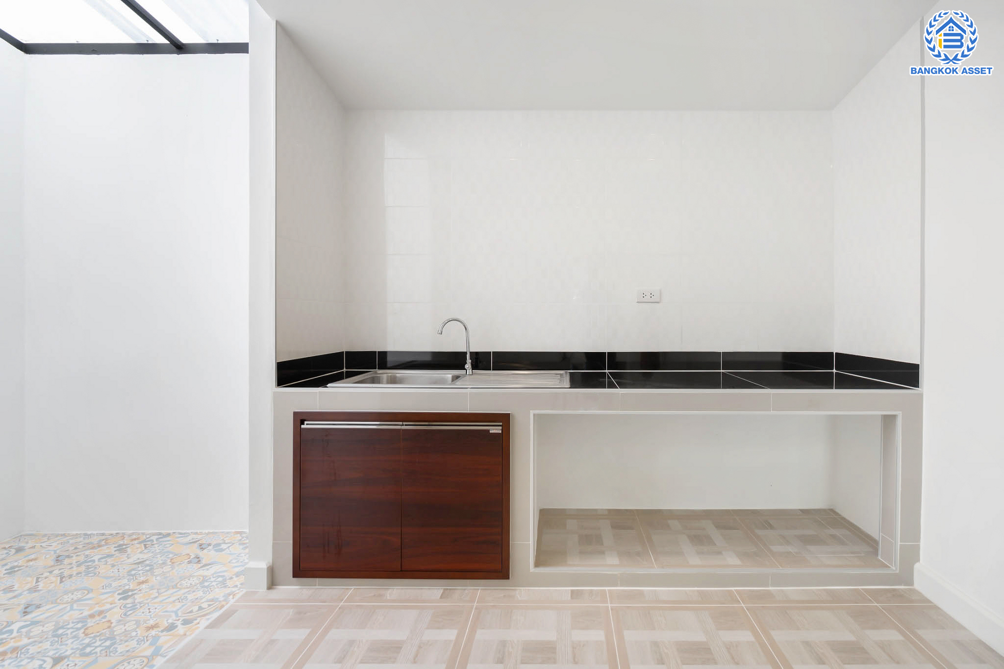 บ้านมือสองตกแต่งใหม่! ทำเลโซนเมือง ม.ทรัพย์วัฒนะ (แจ้งวัฒนะ-ปากเกร็ด17) เนื้อที่ 18 ตร.ว. ฟังก์ชัน 2 ห้องนอน 2 ห้องน้ำ จอดรถได้ 1 คัน บนทำเลดีที่สุด ใกล้เซ็นทรัลแจ้งวัฒนะ, ห้าแยกปากเกร็ด, เมืองทองธานี และรถไฟฟ้าสายสีชมพู "สถานีแจ้งวัฒนะ-ปากเกร็ด 28"...