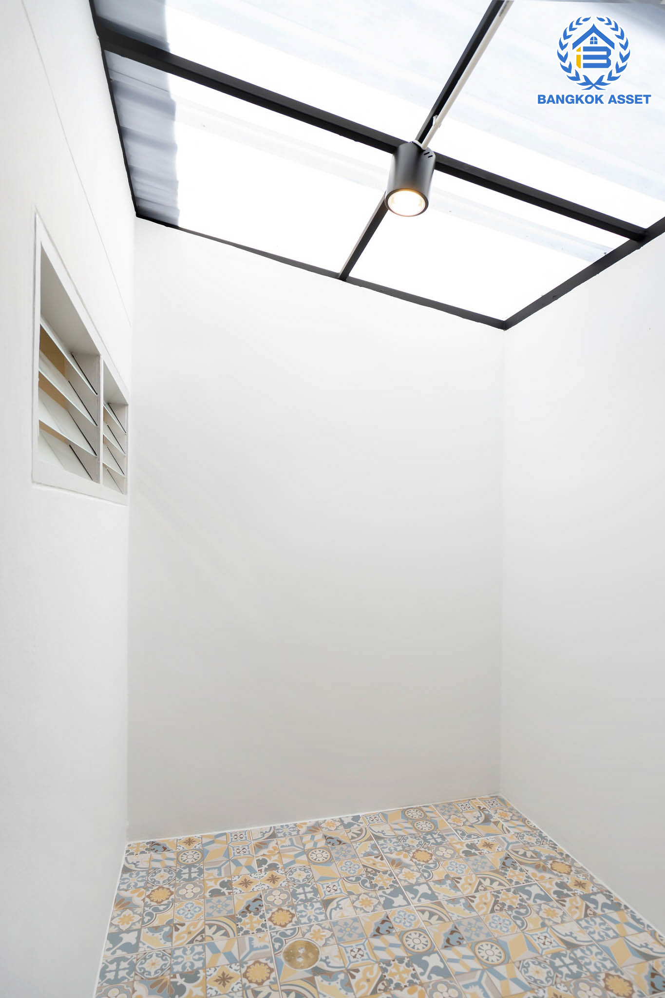 บ้านมือสองตกแต่งใหม่! ทำเลโซนเมือง ม.ทรัพย์วัฒนะ (แจ้งวัฒนะ-ปากเกร็ด17) เนื้อที่ 18 ตร.ว. ฟังก์ชัน 2 ห้องนอน 2 ห้องน้ำ จอดรถได้ 1 คัน บนทำเลดีที่สุด ใกล้เซ็นทรัลแจ้งวัฒนะ, ห้าแยกปากเกร็ด, เมืองทองธานี และรถไฟฟ้าสายสีชมพู "สถานีแจ้งวัฒนะ-ปากเกร็ด 28"...