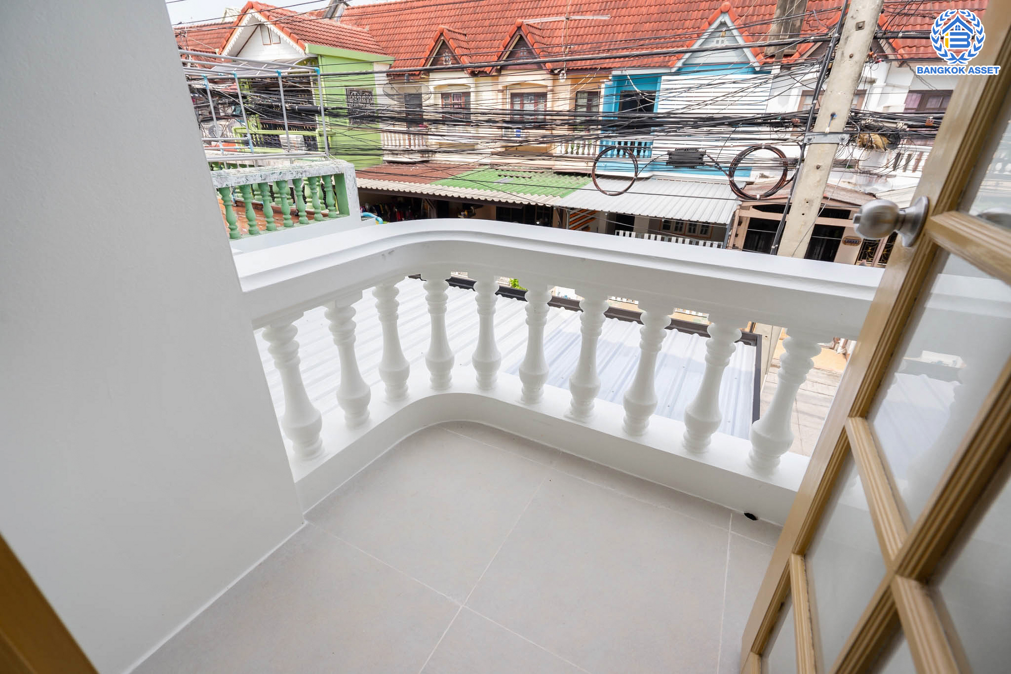 บ้านมือสองตกแต่งใหม่! ทำเลโซนเมือง ม.ทรัพย์วัฒนะ (แจ้งวัฒนะ-ปากเกร็ด17) เนื้อที่ 18 ตร.ว. ฟังก์ชัน 2 ห้องนอน 2 ห้องน้ำ จอดรถได้ 1 คัน บนทำเลดีที่สุด ใกล้เซ็นทรัลแจ้งวัฒนะ, ห้าแยกปากเกร็ด, เมืองทองธานี และรถไฟฟ้าสายสีชมพู "สถานีแจ้งวัฒนะ-ปากเกร็ด 28"...