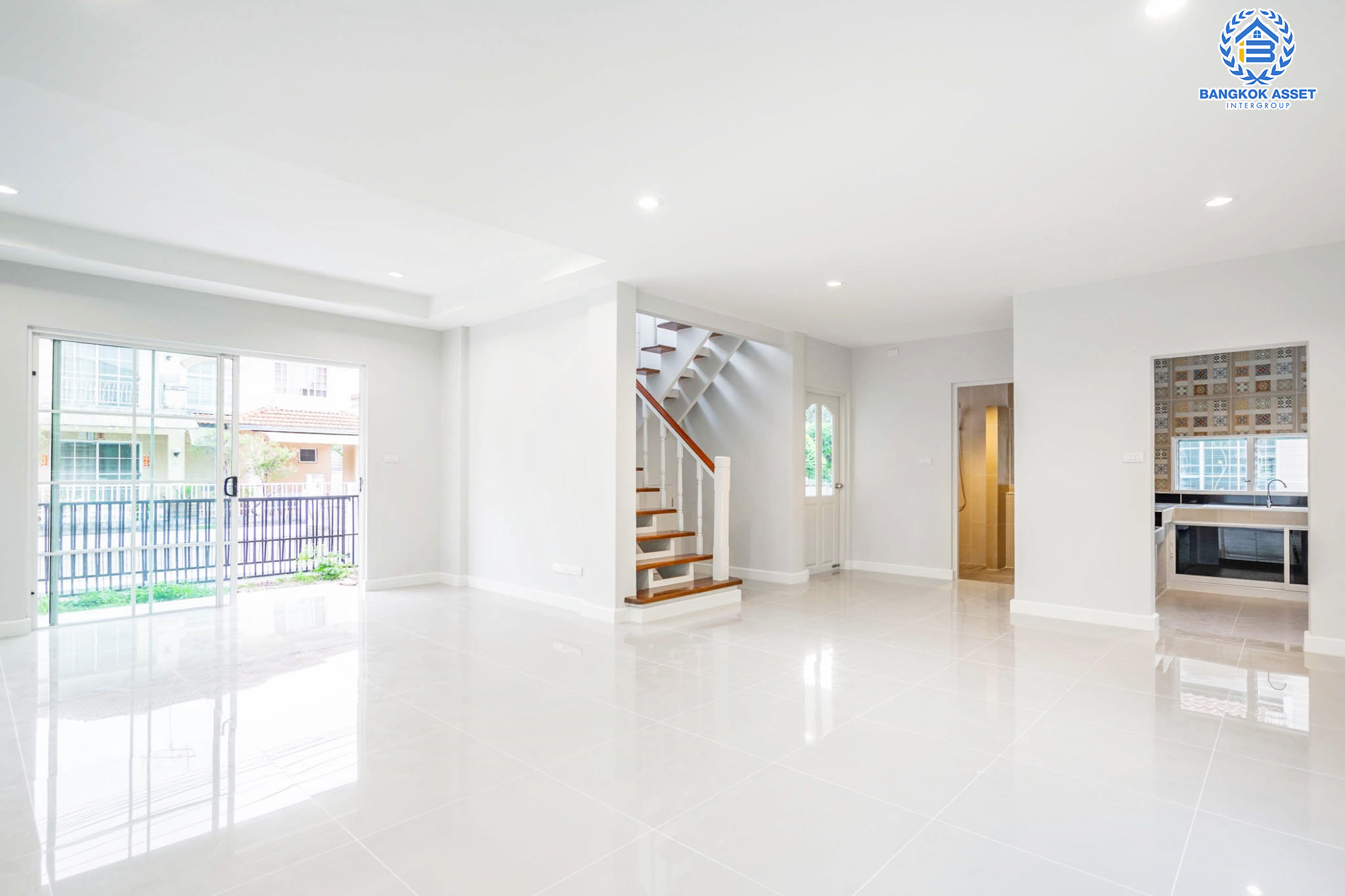 บ้านมือสองตกแต่งใหม่ สังคมคุณภาพ LH ม.ชัยพฤกษ์ บางบัวทอง หลังใหญ่ เนื้อที่ 61.6 ตร.ว. ฟังก์ชัน 3 ห้องนอน 2 ห้องน้ำ จอดรถได้ 2 คัน Facilities ครบครัน! บนทำเลเดินทางสะดวก ติดถนนบางกรวย-ไทรน้อย เชื่อมต่อหลายเส้นทาง ใกล้เซ็นทรัลเวสต์เกต และรถไฟฟ้าสายสีม่วง "สถานีบางพลู"