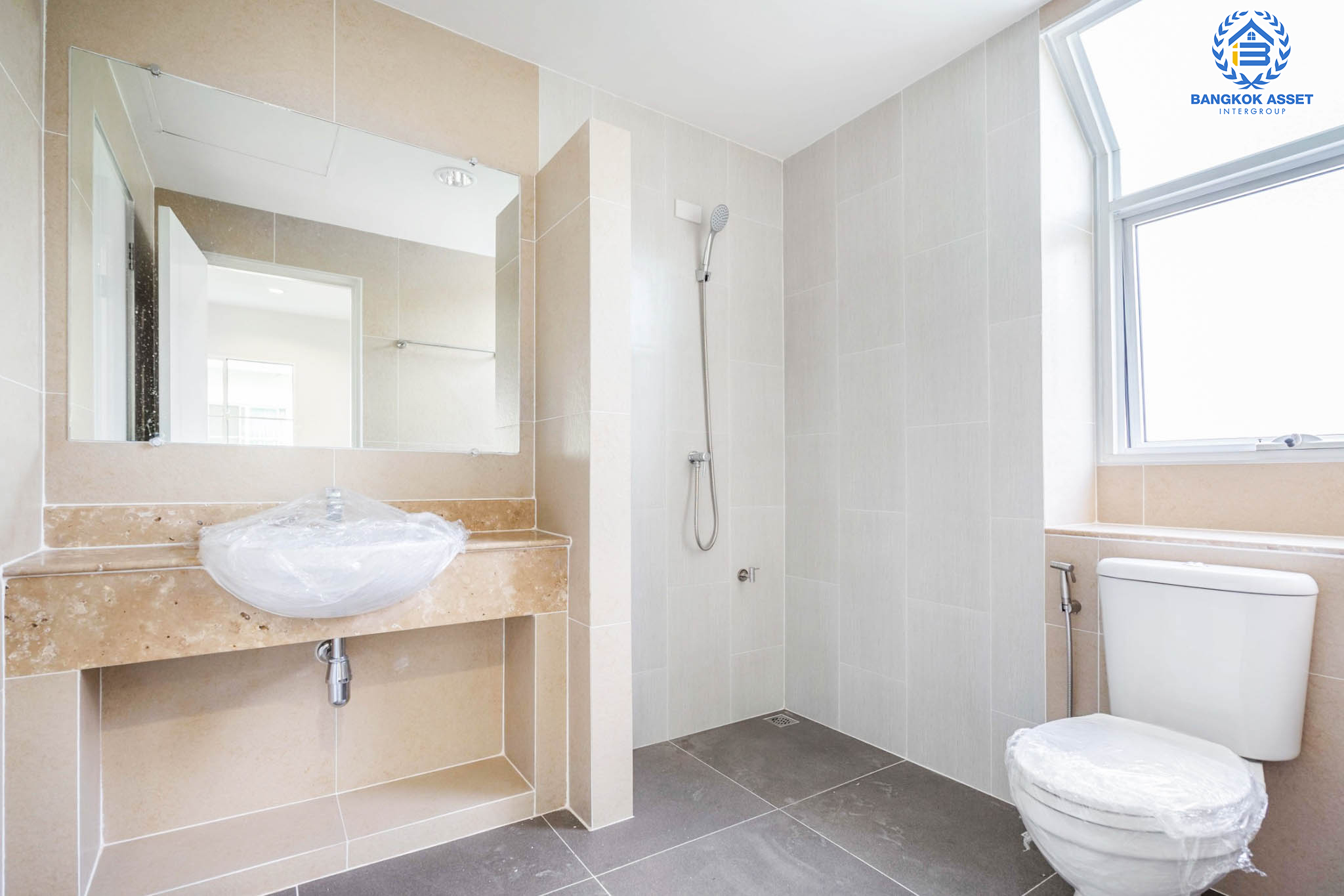 บ้านมือสองตกแต่งใหม่ สังคมคุณภาพ LH ม.ชัยพฤกษ์ บางบัวทอง หลังใหญ่ เนื้อที่ 61.6 ตร.ว. ฟังก์ชัน 3 ห้องนอน 2 ห้องน้ำ จอดรถได้ 2 คัน Facilities ครบครัน! บนทำเลเดินทางสะดวก ติดถนนบางกรวย-ไทรน้อย เชื่อมต่อหลายเส้นทาง ใกล้เซ็นทรัลเวสต์เกต และรถไฟฟ้าสายสีม่วง "สถานีบางพลู"