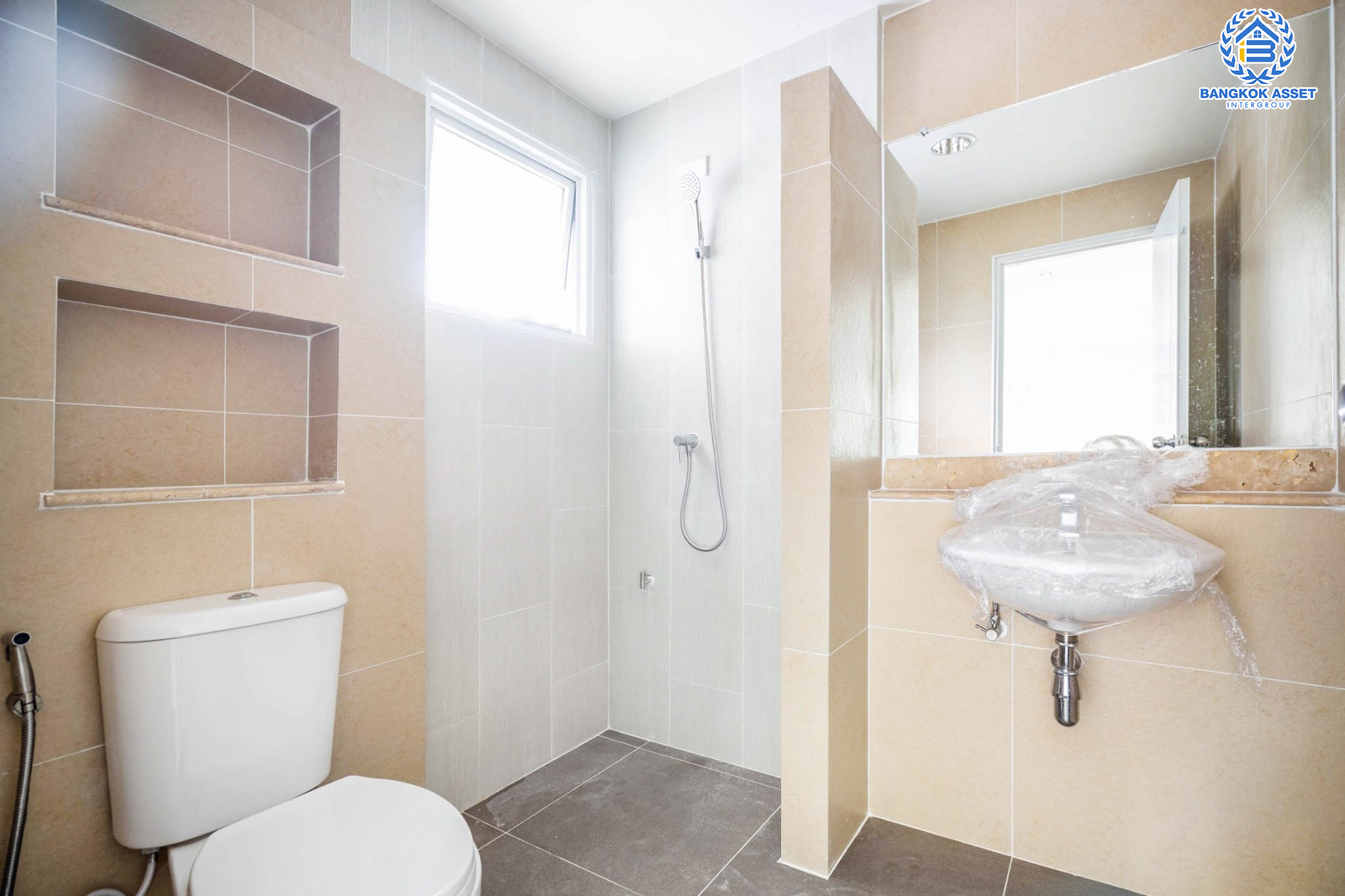 บ้านมือสองตกแต่งใหม่ สังคมคุณภาพ LH ม.ชัยพฤกษ์ บางบัวทอง หลังใหญ่ เนื้อที่ 61.6 ตร.ว. ฟังก์ชัน 3 ห้องนอน 2 ห้องน้ำ จอดรถได้ 2 คัน Facilities ครบครัน! บนทำเลเดินทางสะดวก ติดถนนบางกรวย-ไทรน้อย เชื่อมต่อหลายเส้นทาง ใกล้เซ็นทรัลเวสต์เกต และรถไฟฟ้าสายสีม่วง "สถานีบางพลู"