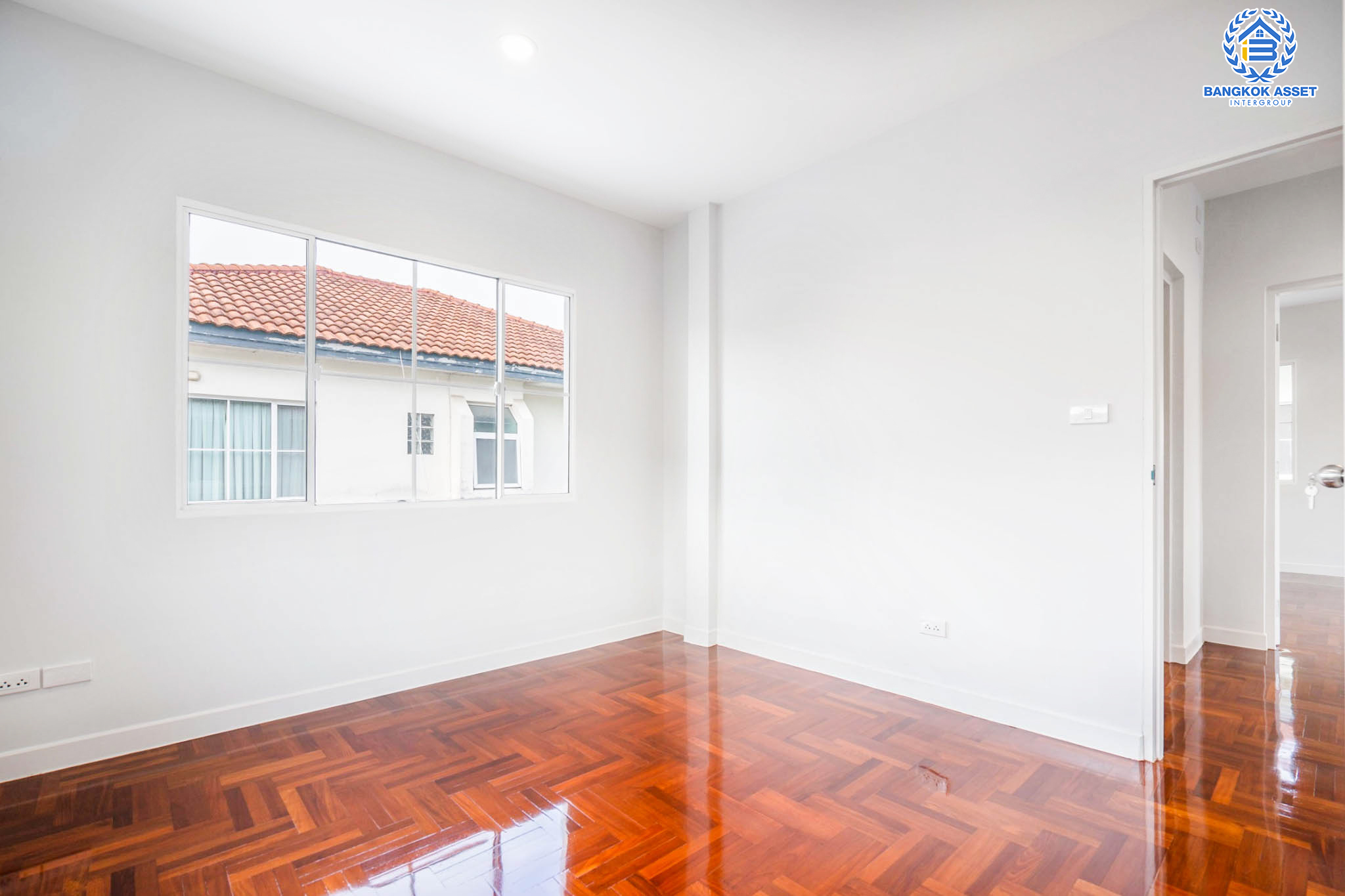 บ้านมือสองตกแต่งใหม่ สังคมคุณภาพ LH ม.ชัยพฤกษ์ บางบัวทอง หลังใหญ่ เนื้อที่ 61.6 ตร.ว. ฟังก์ชัน 3 ห้องนอน 2 ห้องน้ำ จอดรถได้ 2 คัน Facilities ครบครัน! บนทำเลเดินทางสะดวก ติดถนนบางกรวย-ไทรน้อย เชื่อมต่อหลายเส้นทาง ใกล้เซ็นทรัลเวสต์เกต และรถไฟฟ้าสายสีม่วง "สถานีบางพลู"