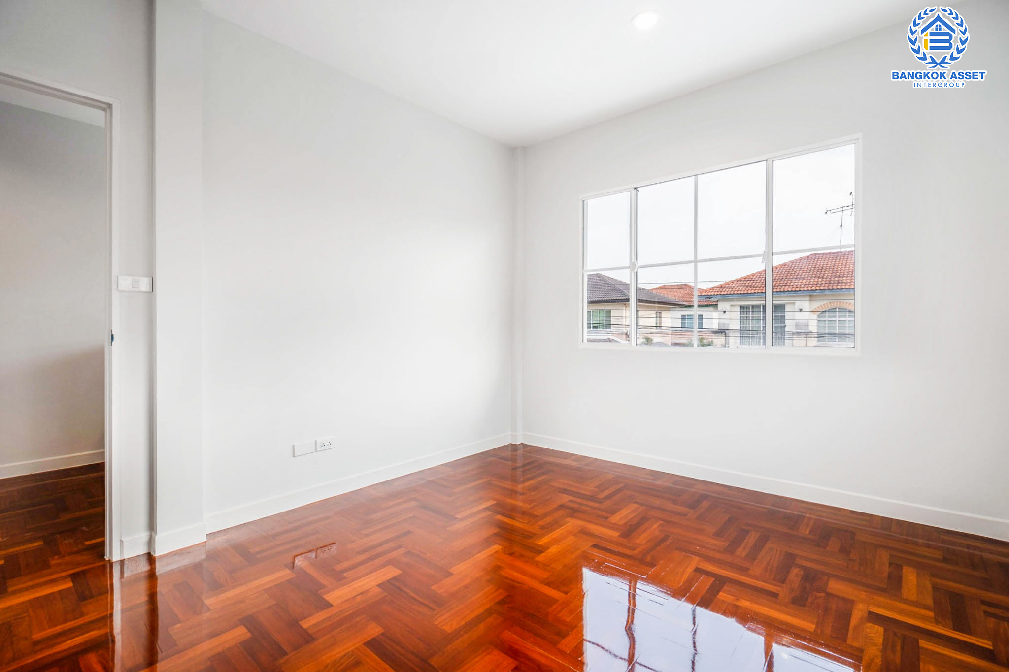 บ้านมือสองตกแต่งใหม่ สังคมคุณภาพ LH ม.ชัยพฤกษ์ บางบัวทอง หลังใหญ่ เนื้อที่ 61.6 ตร.ว. ฟังก์ชัน 3 ห้องนอน 2 ห้องน้ำ จอดรถได้ 2 คัน Facilities ครบครัน! บนทำเลเดินทางสะดวก ติดถนนบางกรวย-ไทรน้อย เชื่อมต่อหลายเส้นทาง ใกล้เซ็นทรัลเวสต์เกต และรถไฟฟ้าสายสีม่วง "สถานีบางพลู"