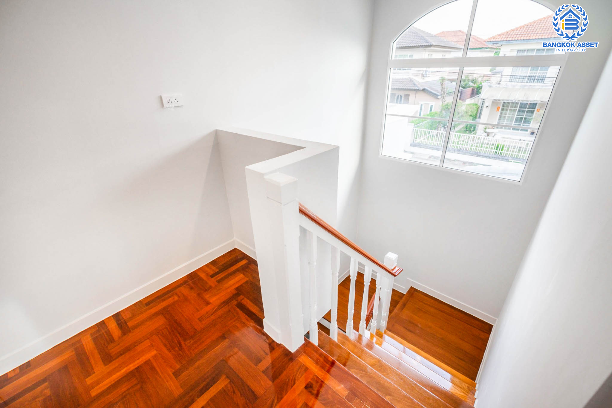 บ้านมือสองตกแต่งใหม่ สังคมคุณภาพ LH ม.ชัยพฤกษ์ บางบัวทอง หลังใหญ่ เนื้อที่ 61.6 ตร.ว. ฟังก์ชัน 3 ห้องนอน 2 ห้องน้ำ จอดรถได้ 2 คัน Facilities ครบครัน! บนทำเลเดินทางสะดวก ติดถนนบางกรวย-ไทรน้อย เชื่อมต่อหลายเส้นทาง ใกล้เซ็นทรัลเวสต์เกต และรถไฟฟ้าสายสีม่วง "สถานีบางพลู"