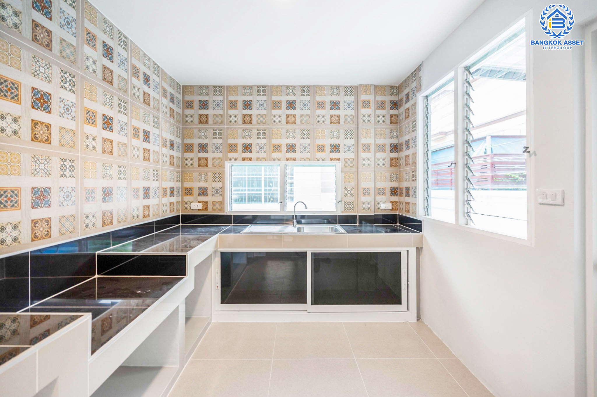 บ้านมือสองตกแต่งใหม่ สังคมคุณภาพ LH ม.ชัยพฤกษ์ บางบัวทอง หลังใหญ่ เนื้อที่ 61.6 ตร.ว. ฟังก์ชัน 3 ห้องนอน 2 ห้องน้ำ จอดรถได้ 2 คัน Facilities ครบครัน! บนทำเลเดินทางสะดวก ติดถนนบางกรวย-ไทรน้อย เชื่อมต่อหลายเส้นทาง ใกล้เซ็นทรัลเวสต์เกต และรถไฟฟ้าสายสีม่วง "สถานีบางพลู"