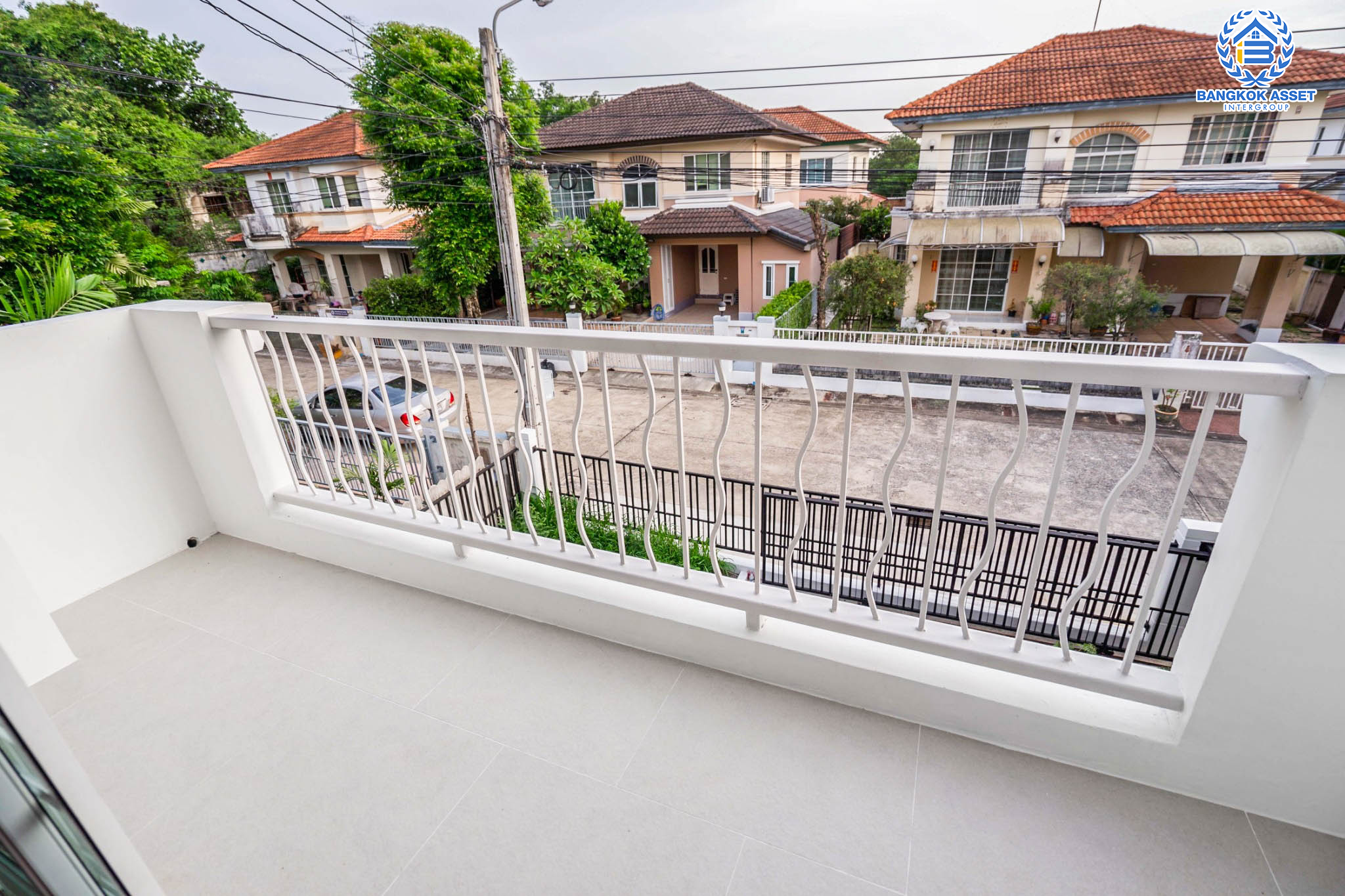 บ้านมือสองตกแต่งใหม่ สังคมคุณภาพ LH ม.ชัยพฤกษ์ บางบัวทอง หลังใหญ่ เนื้อที่ 61.6 ตร.ว. ฟังก์ชัน 3 ห้องนอน 2 ห้องน้ำ จอดรถได้ 2 คัน Facilities ครบครัน! บนทำเลเดินทางสะดวก ติดถนนบางกรวย-ไทรน้อย เชื่อมต่อหลายเส้นทาง ใกล้เซ็นทรัลเวสต์เกต และรถไฟฟ้าสายสีม่วง "สถานีบางพลู"