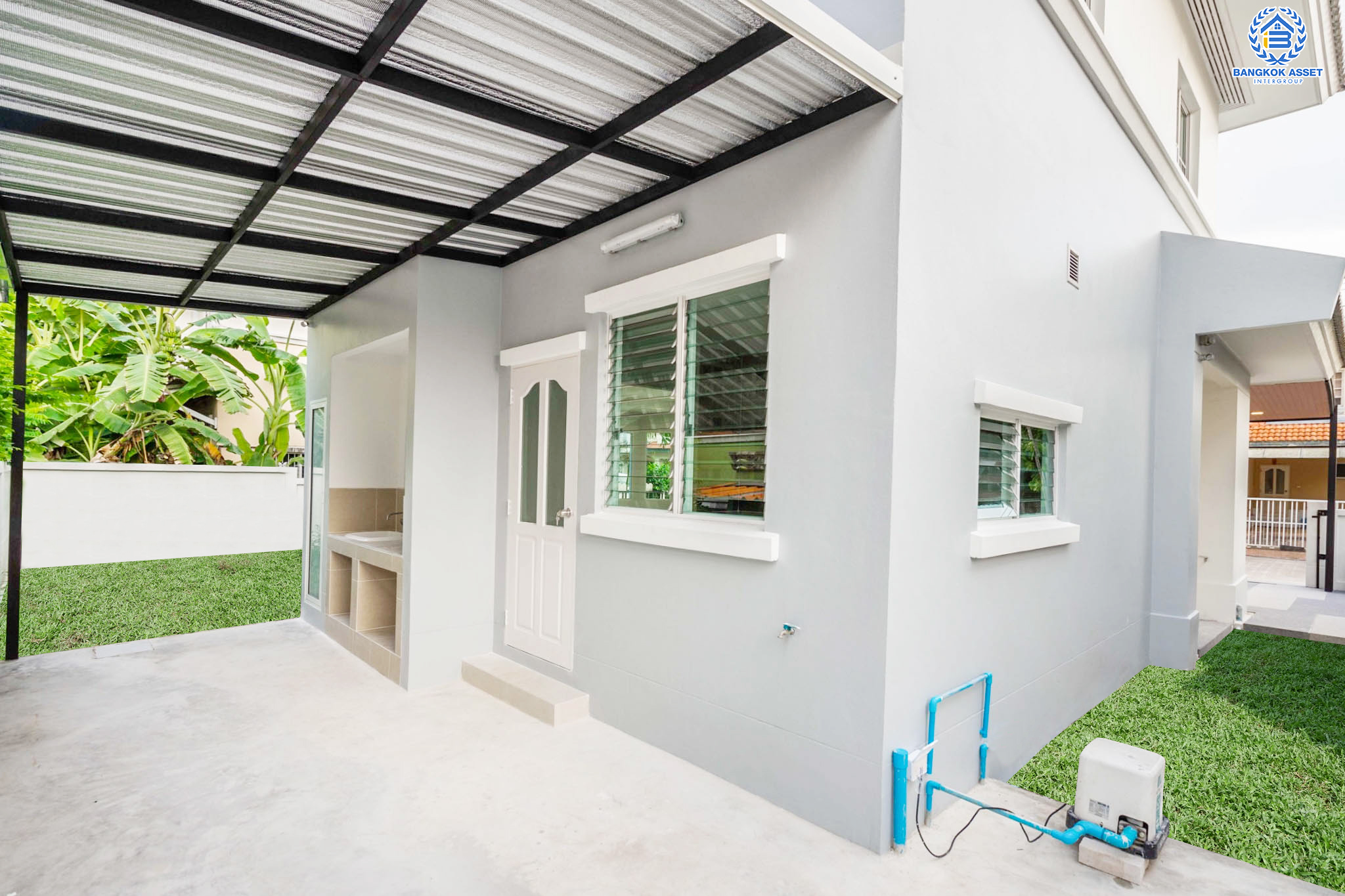 บ้านมือสองตกแต่งใหม่ สังคมคุณภาพ LH ม.ชัยพฤกษ์ บางบัวทอง หลังใหญ่ เนื้อที่ 61.6 ตร.ว. ฟังก์ชัน 3 ห้องนอน 2 ห้องน้ำ จอดรถได้ 2 คัน Facilities ครบครัน! บนทำเลเดินทางสะดวก ติดถนนบางกรวย-ไทรน้อย เชื่อมต่อหลายเส้นทาง ใกล้เซ็นทรัลเวสต์เกต และรถไฟฟ้าสายสีม่วง "สถานีบางพลู"